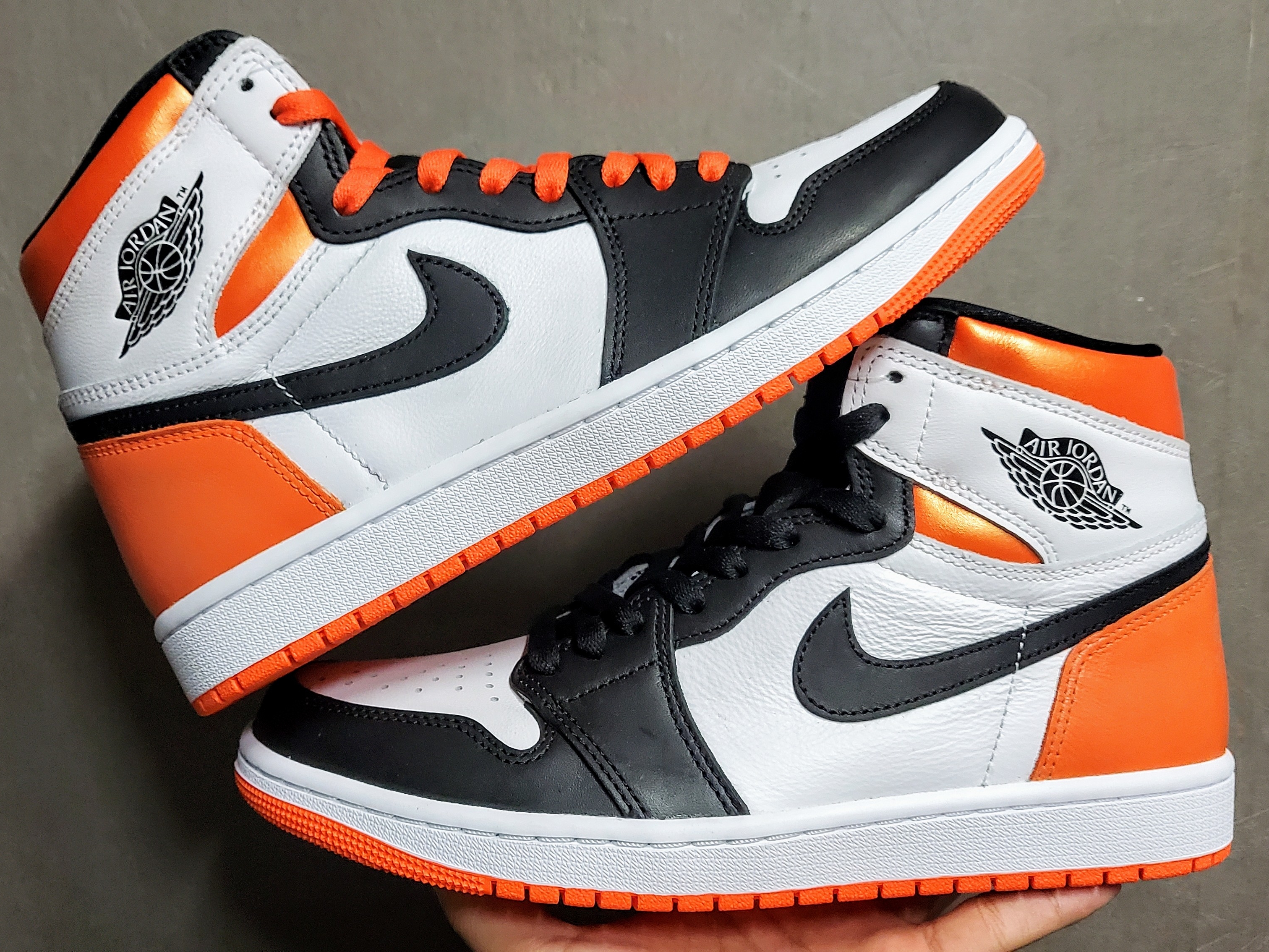 Jordan 1 Retro High OG Electro Orange 착용 스타일 - 1