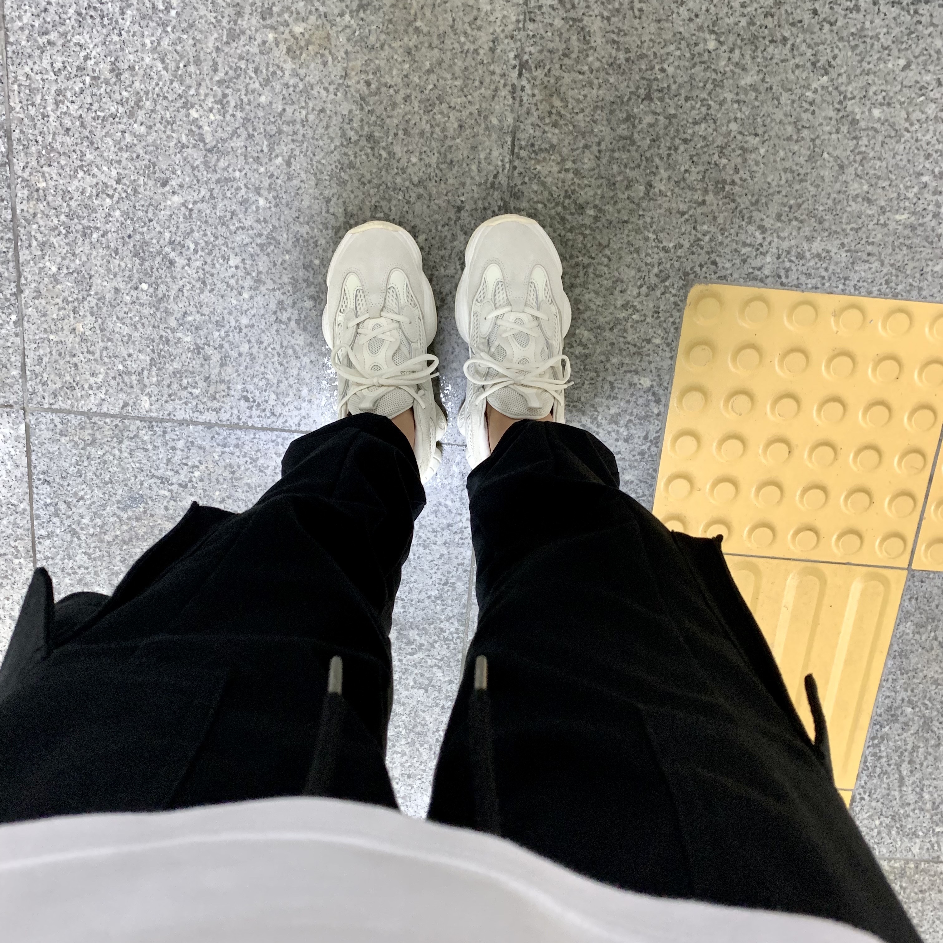Adidas Yeezy 500 Bone White 착용 스타일