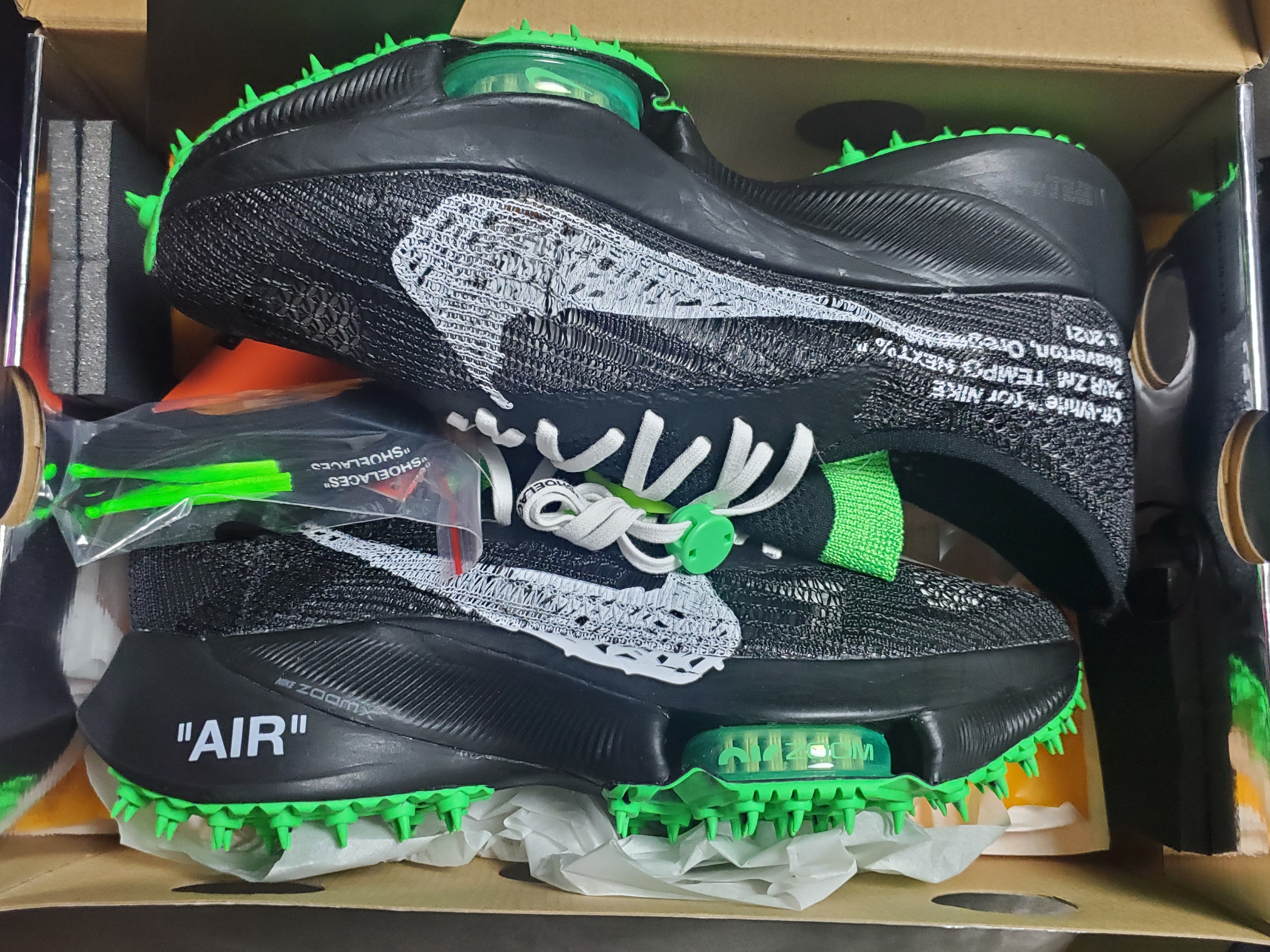 Nike x Off-White Air Zoom Tempo Next% Black, Nike x Off-White Air Zoom Tempo Next% Pink Glow 착용 스타일 - 2