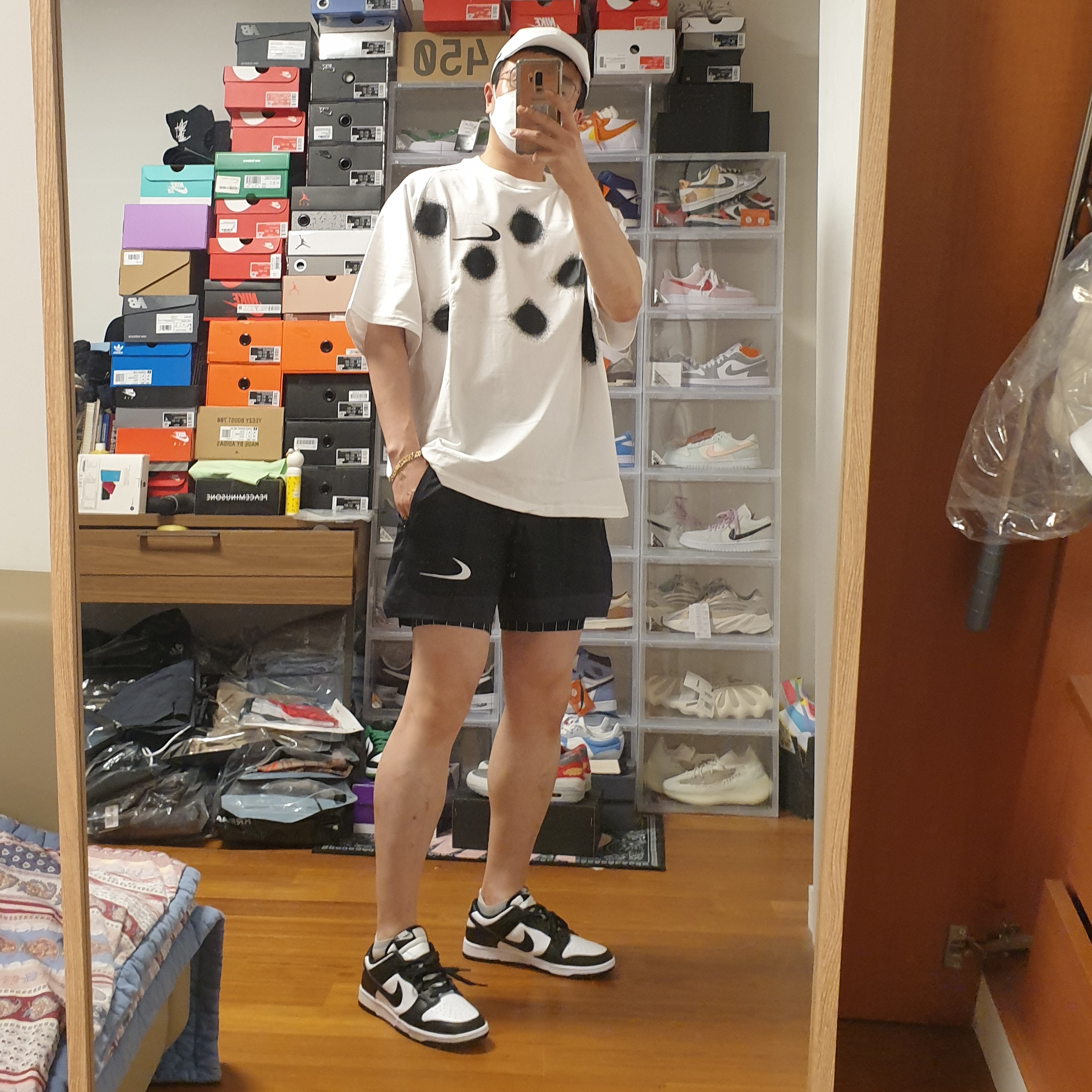 Nike x Drake Nocta Cardinal Stock Essential Cap White, Nike x Off-White NRG Short Sleeve T-Shirt White 착용 스타일 - 1
