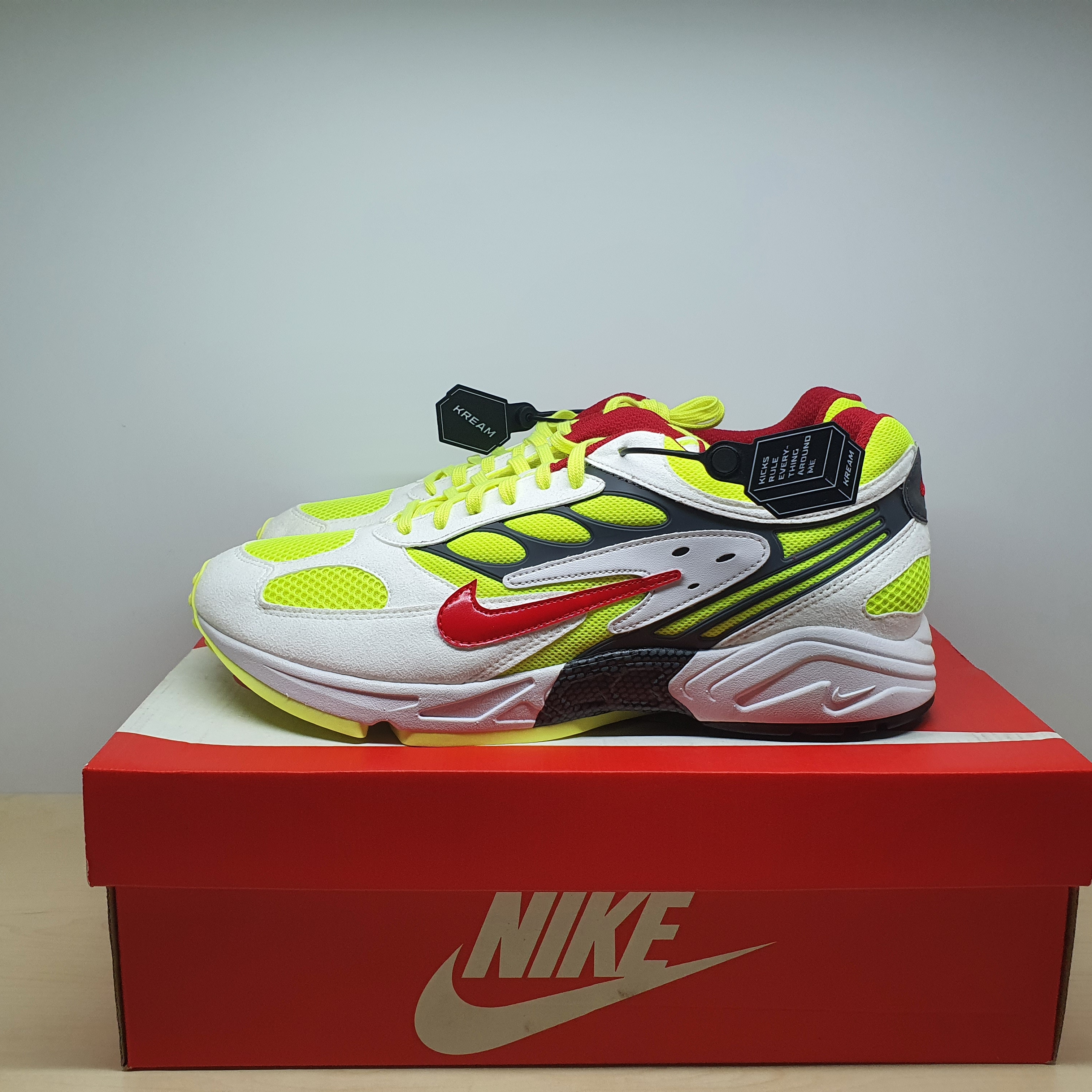 Nike Air Ghost Racer White Atom Red Neon Yellow 착용 스타일 - 2