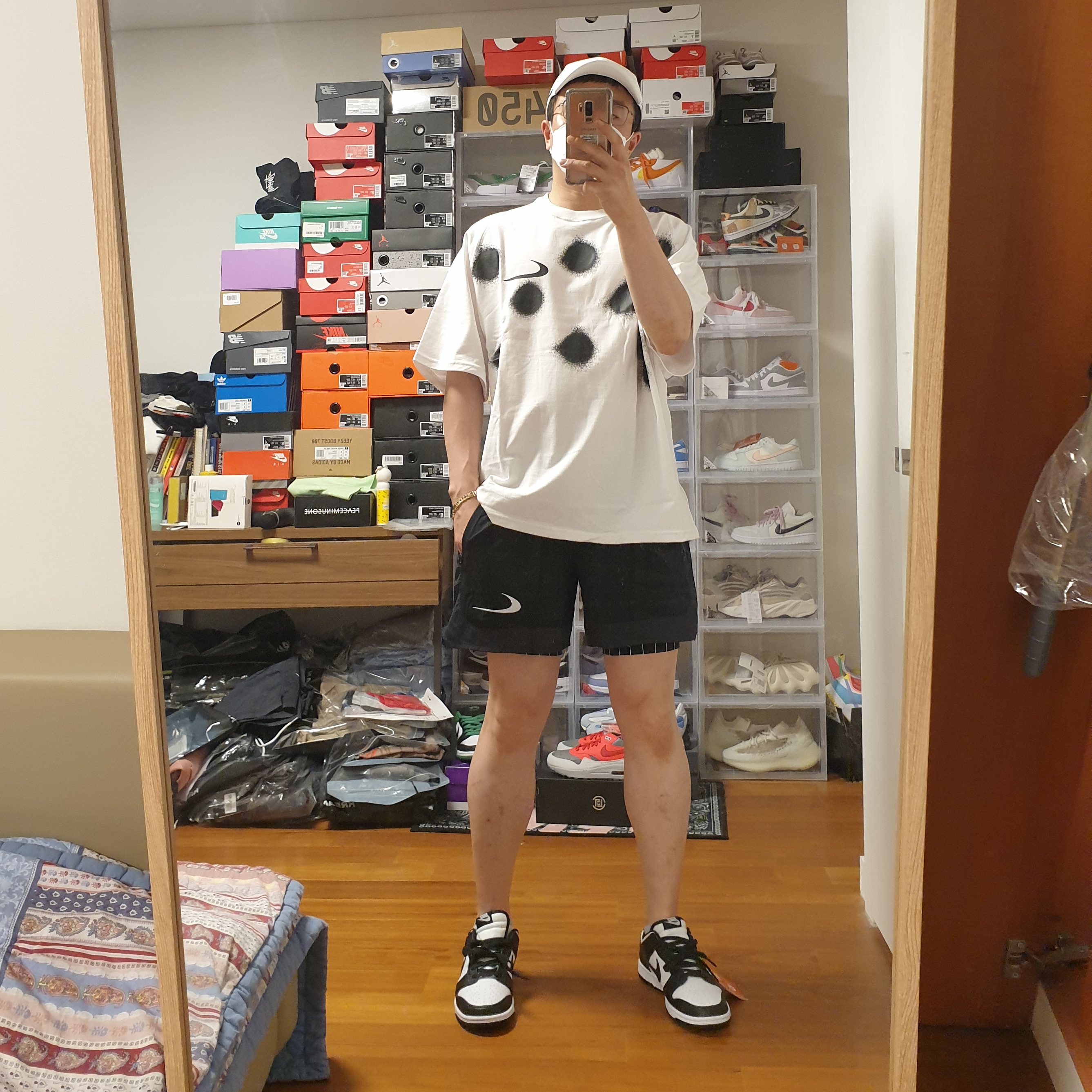 Nike x Drake Nocta Cardinal Stock Essential Cap White, Nike x Off-White NRG Short Sleeve T-Shirt White 착용 스타일 - 2