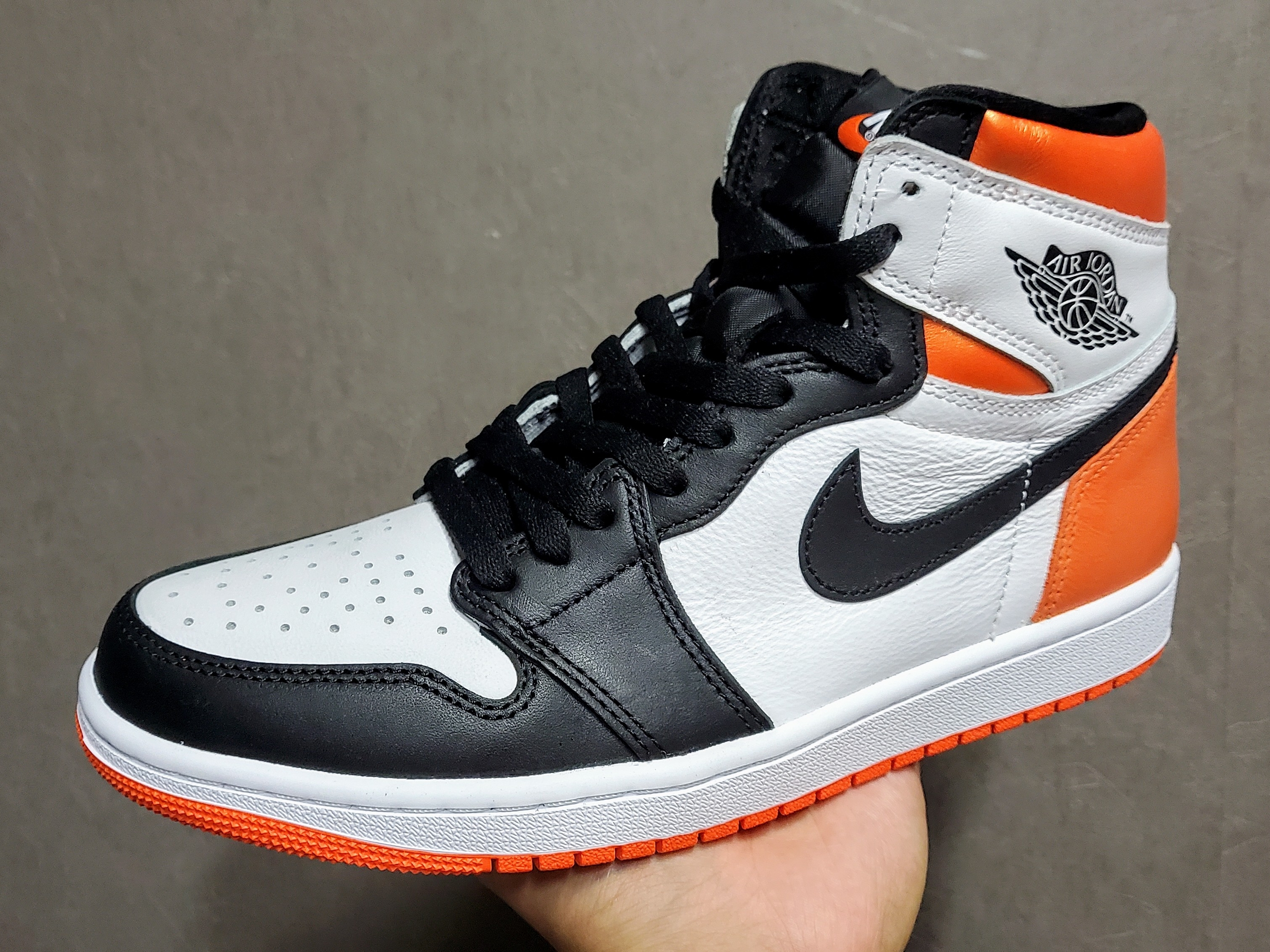 Jordan 1 Retro High OG Electro Orange 착용 스타일 - 3