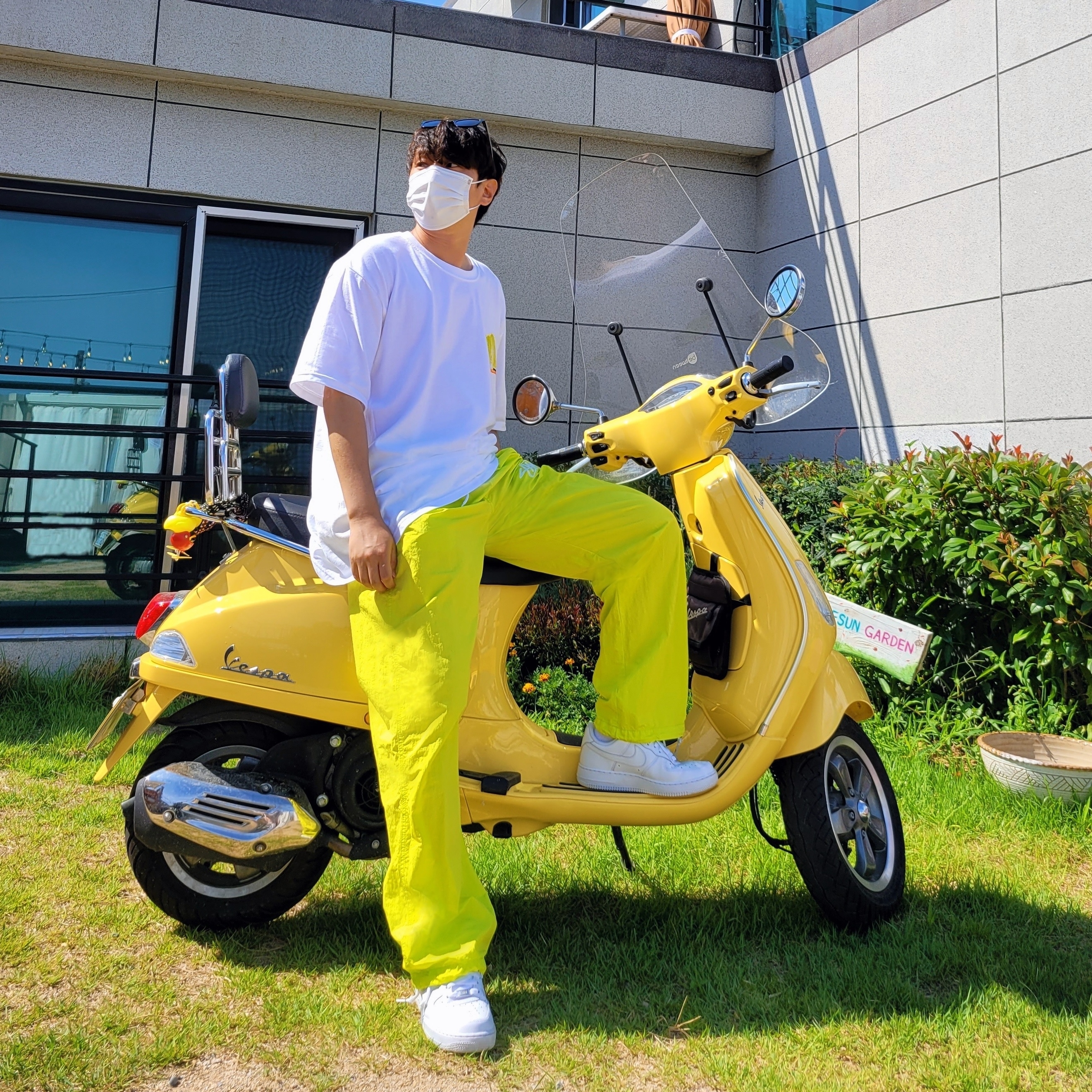 Nike x Stussy Beach Pants Bright Cactus, Stussy Desert Bloom T-Shirt White 착용 스타일