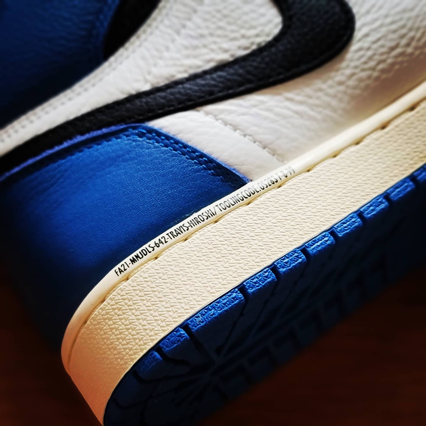 Jordan 1 x Travis Scott x Fragment Retro High OG SP Military Blue 착용 스타일 - 4