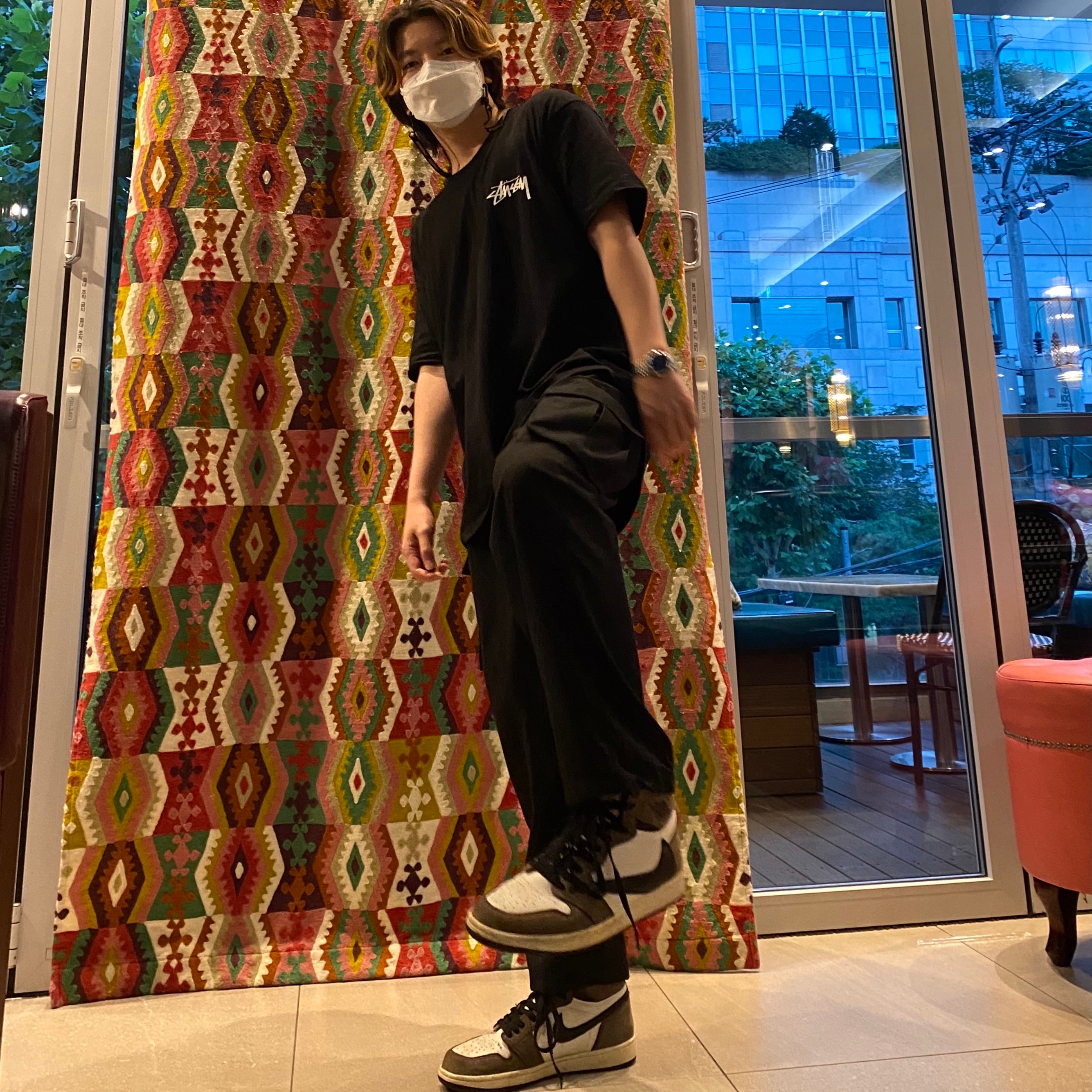 Jordan 1 x Travis Scott Retro High OG SP Mocha, Stussy Big Link T-Shirt Black 착용 스타일