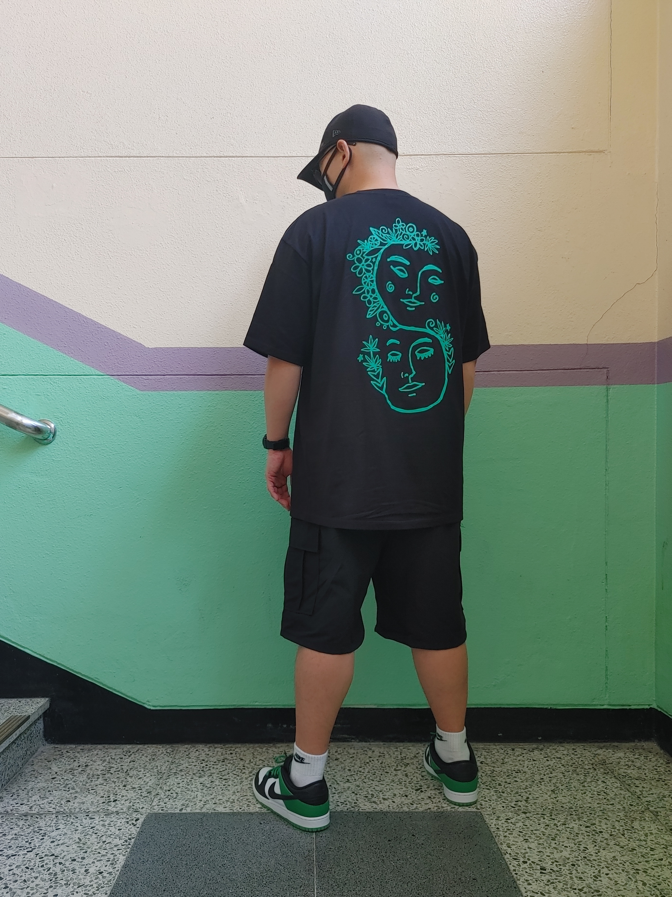 Nike SB Dunk Low Pro Black and Classic Green, Stussy Sound of Summer T-Shirt Black 착용 스타일 - 2