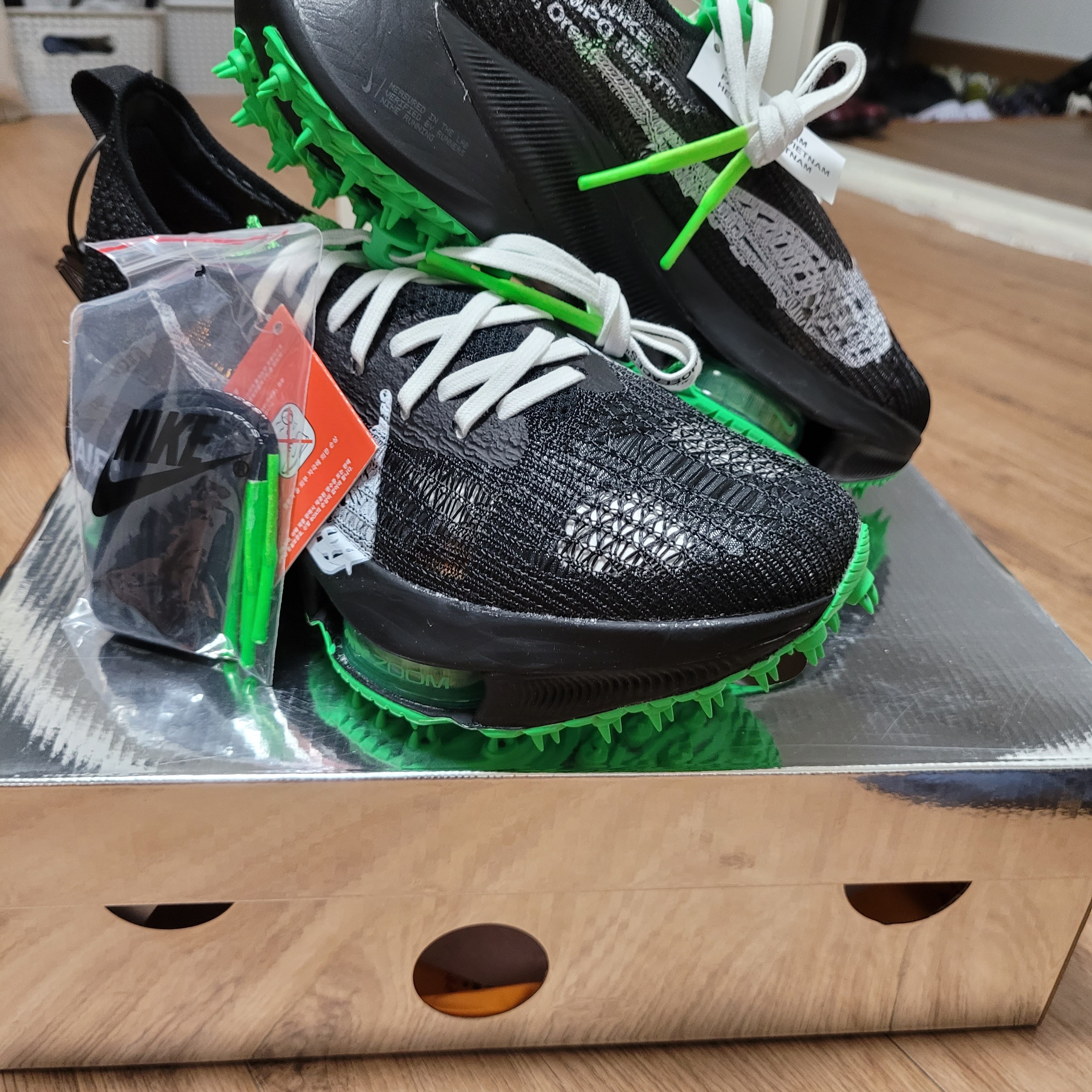 Nike x Off-White Air Zoom Tempo Next% Black 착용 스타일 - 2