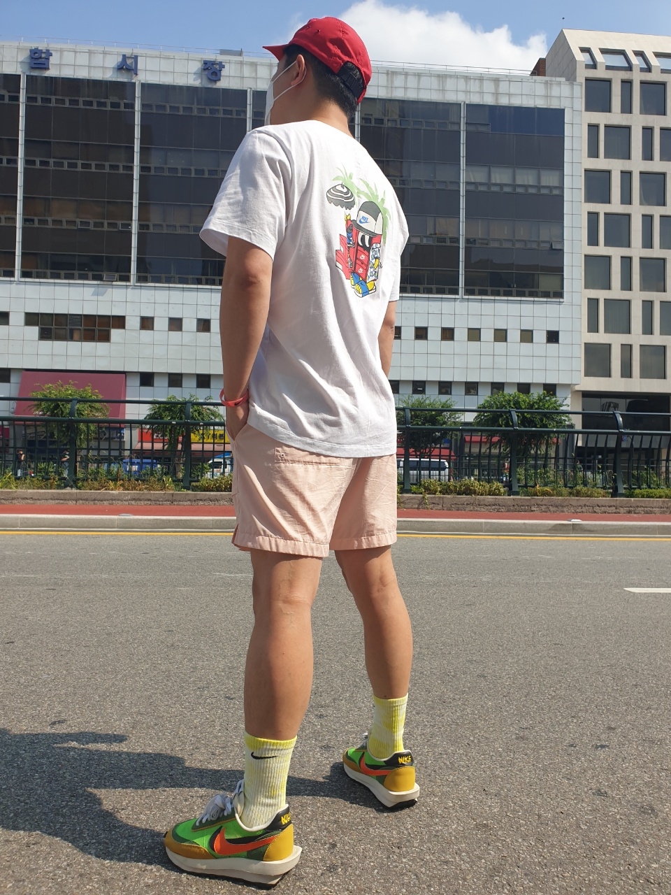 Nike x Sacai LDWaffle Green Multi, Supreme Reversed Label Camp Cap Red - 21SS 착용 스타일
