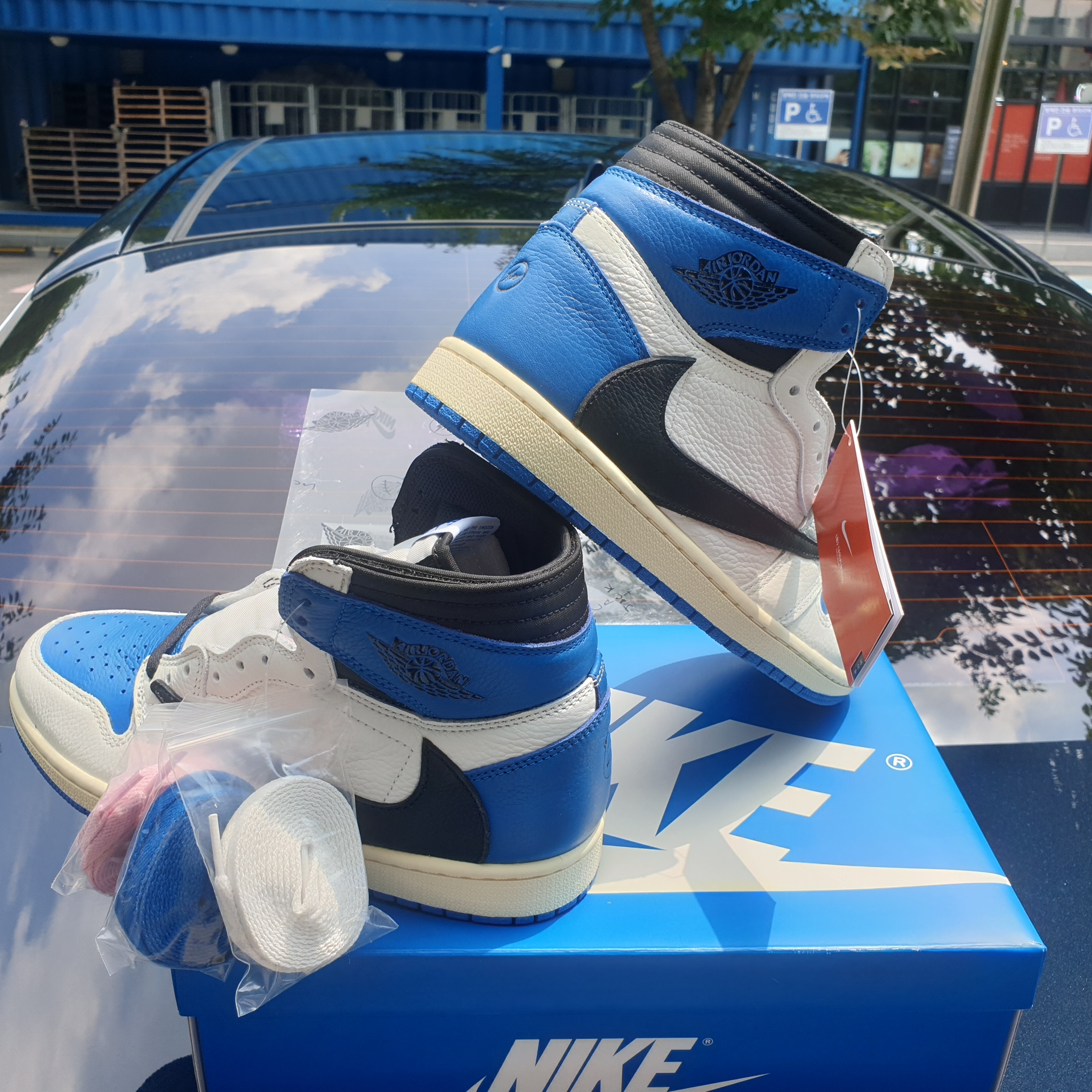 Jordan 1 x Travis Scott x Fragment Retro High OG SP Military Blue 착용 스타일 - 1