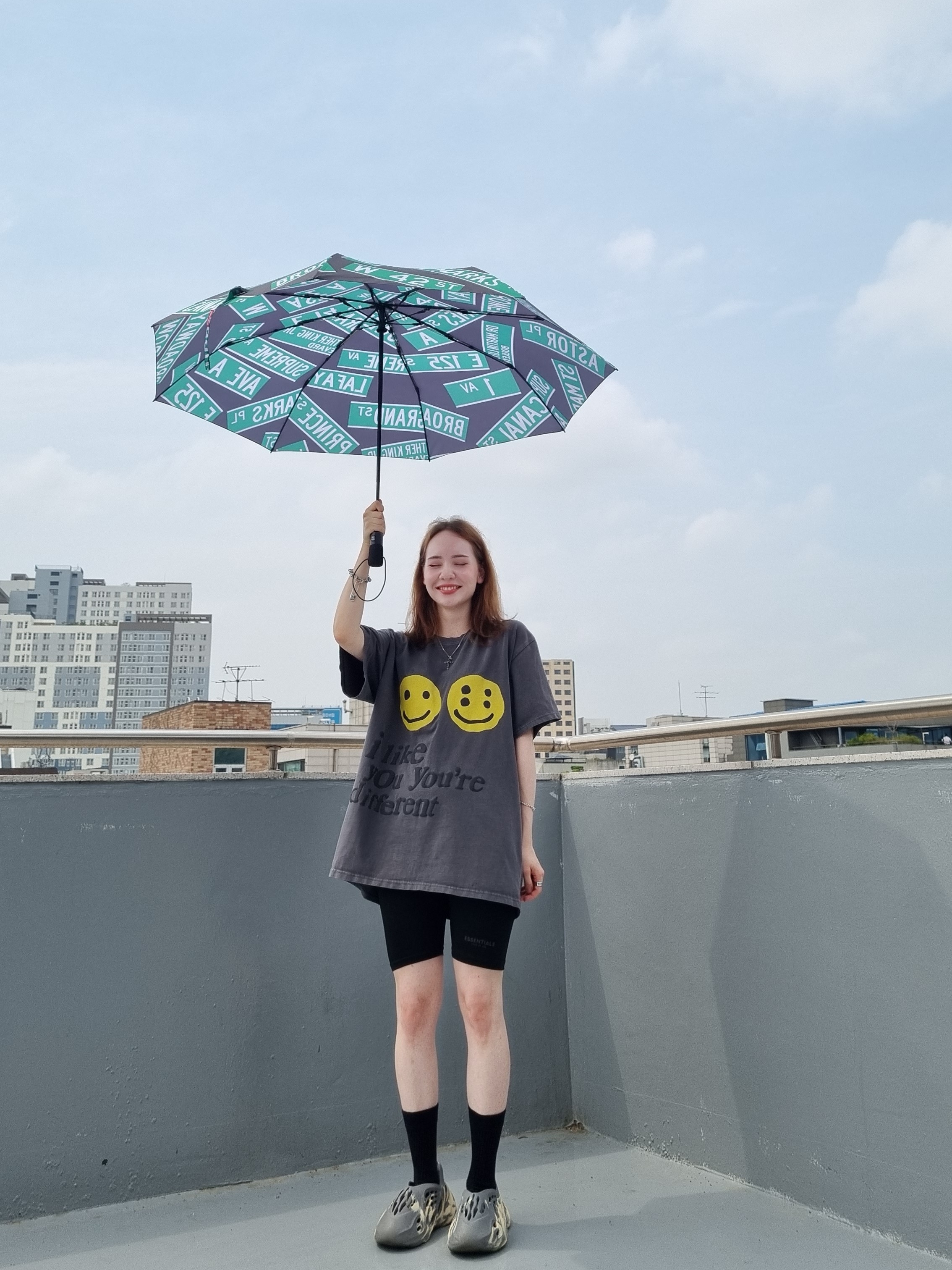 Adidas Yeezy Foam RNNR MXT Moon Gray, Supreme x Shedrain Street Signs Umbrella Black - 21SS 착용 스타일