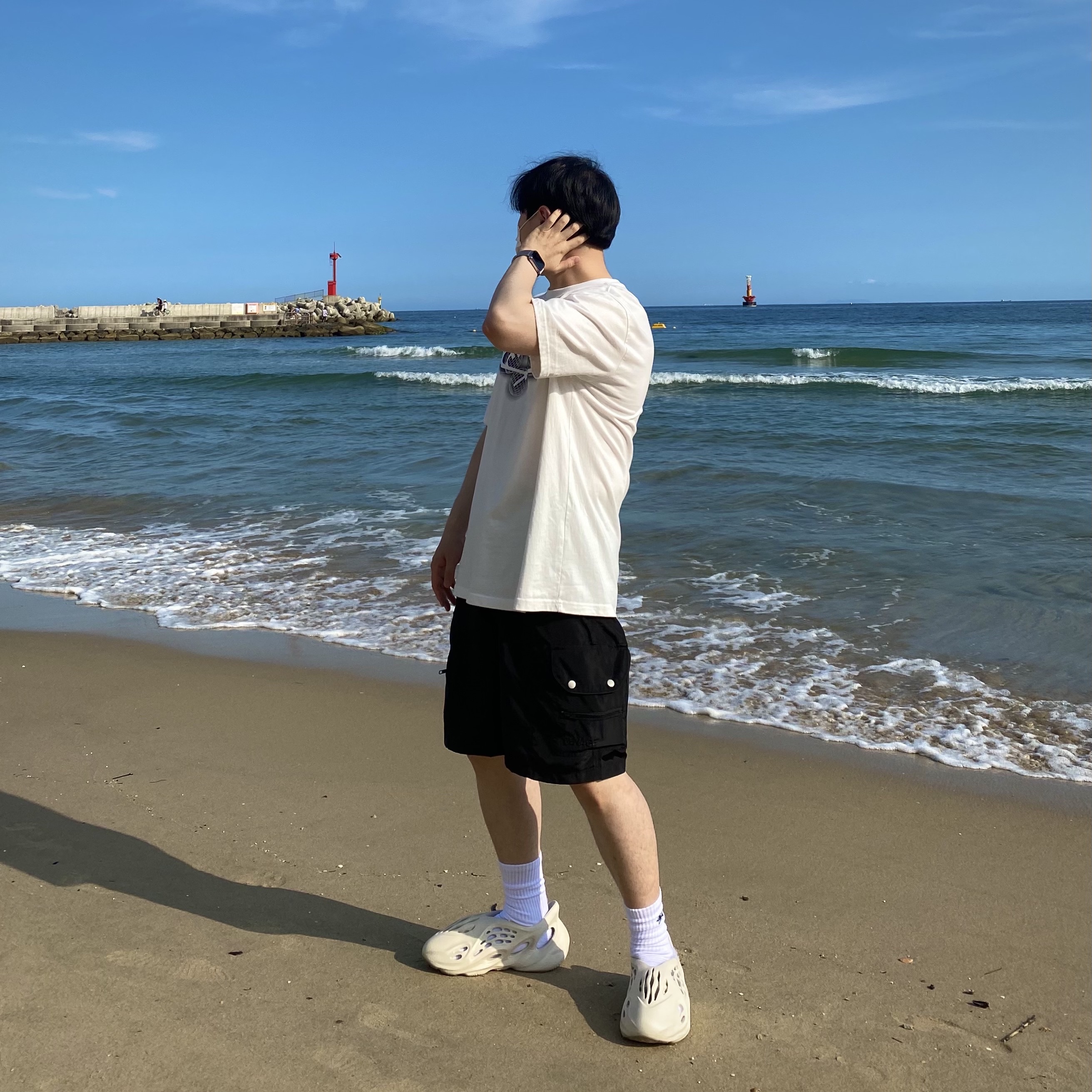 Adidas Yeezy Foam RNNR Sand 착용 스타일