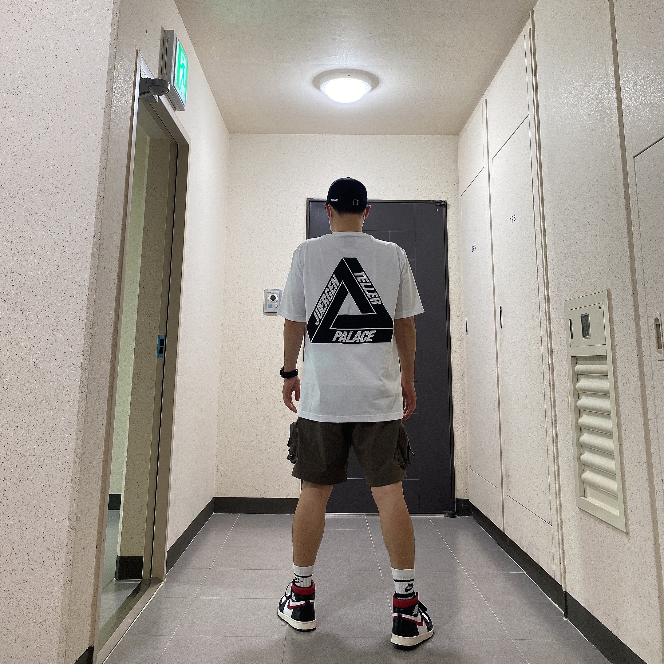Palace x Juergen Teller T-Shirt 1 White - 21SS, Jordan 1 Retro High OG Gym Red 착용 스타일 - 2