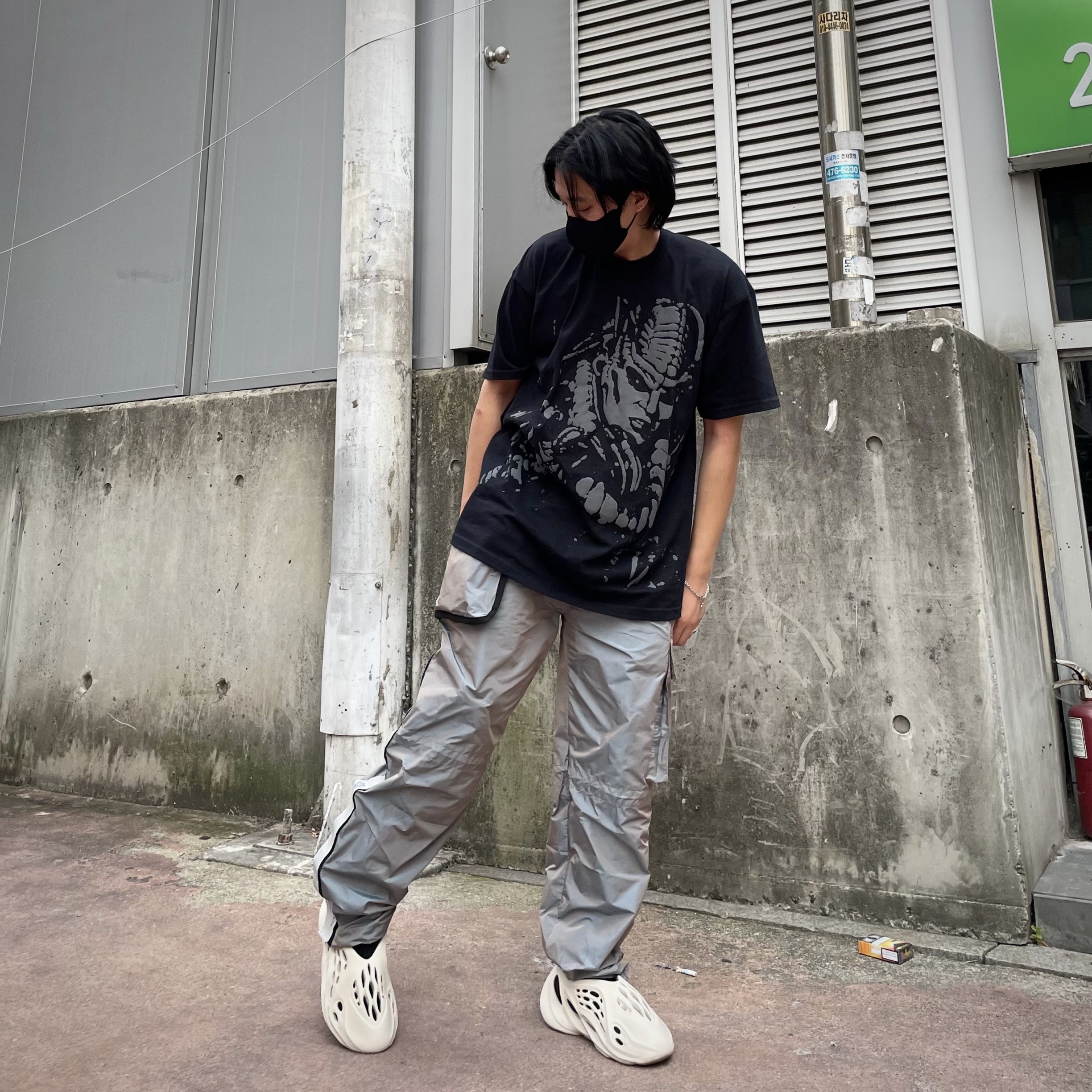 Adidas Yeezy Foam RNNR Sand 착용 스타일 - 1