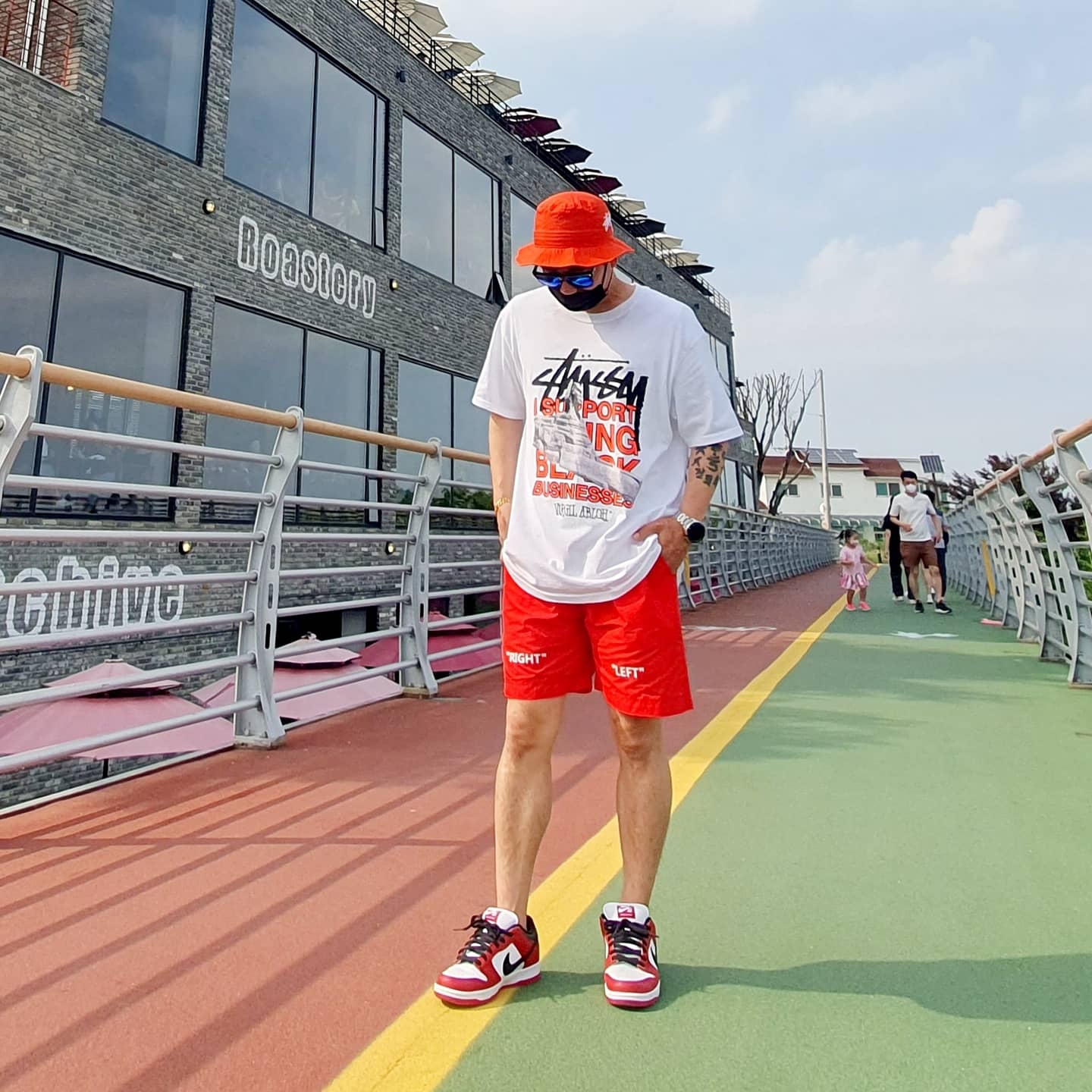 Nike SB Dunk Low Pro Chicago, Stussy x Off-White 40 WT T-Shirt 착용 스타일