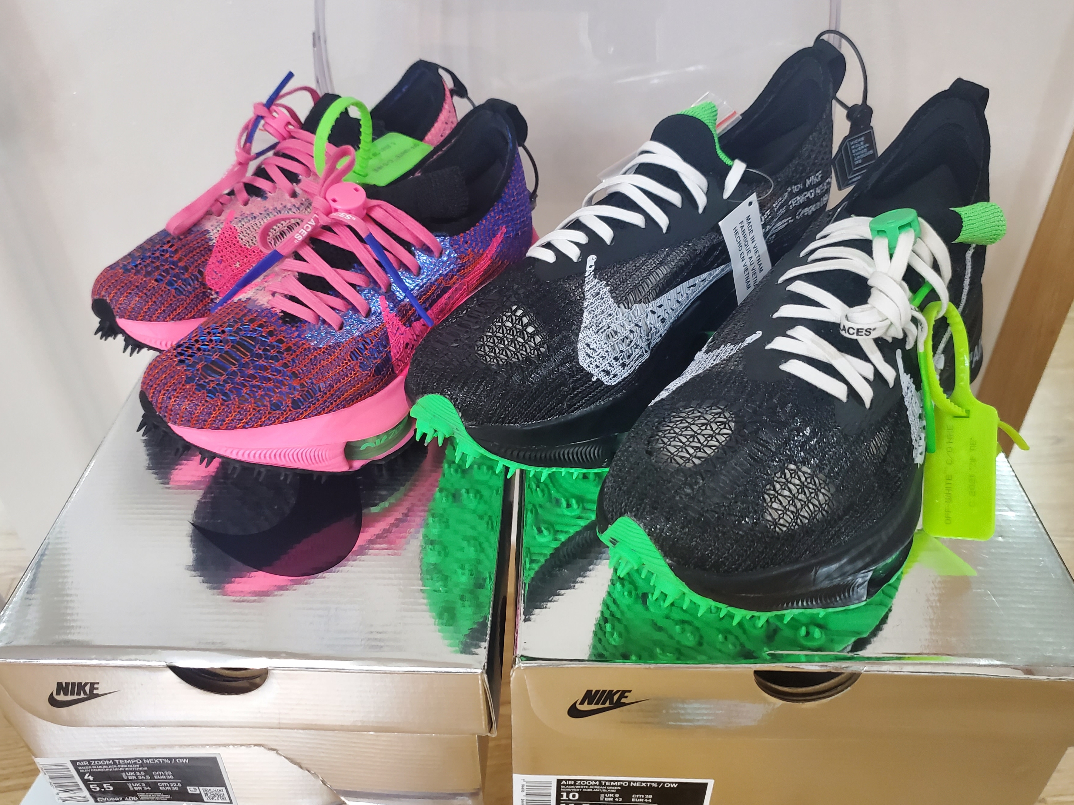 Nike x Off-White Air Zoom Tempo Next% Black, Nike x Off-White Air Zoom Tempo Next% Pink Glow 착용 스타일 - 1