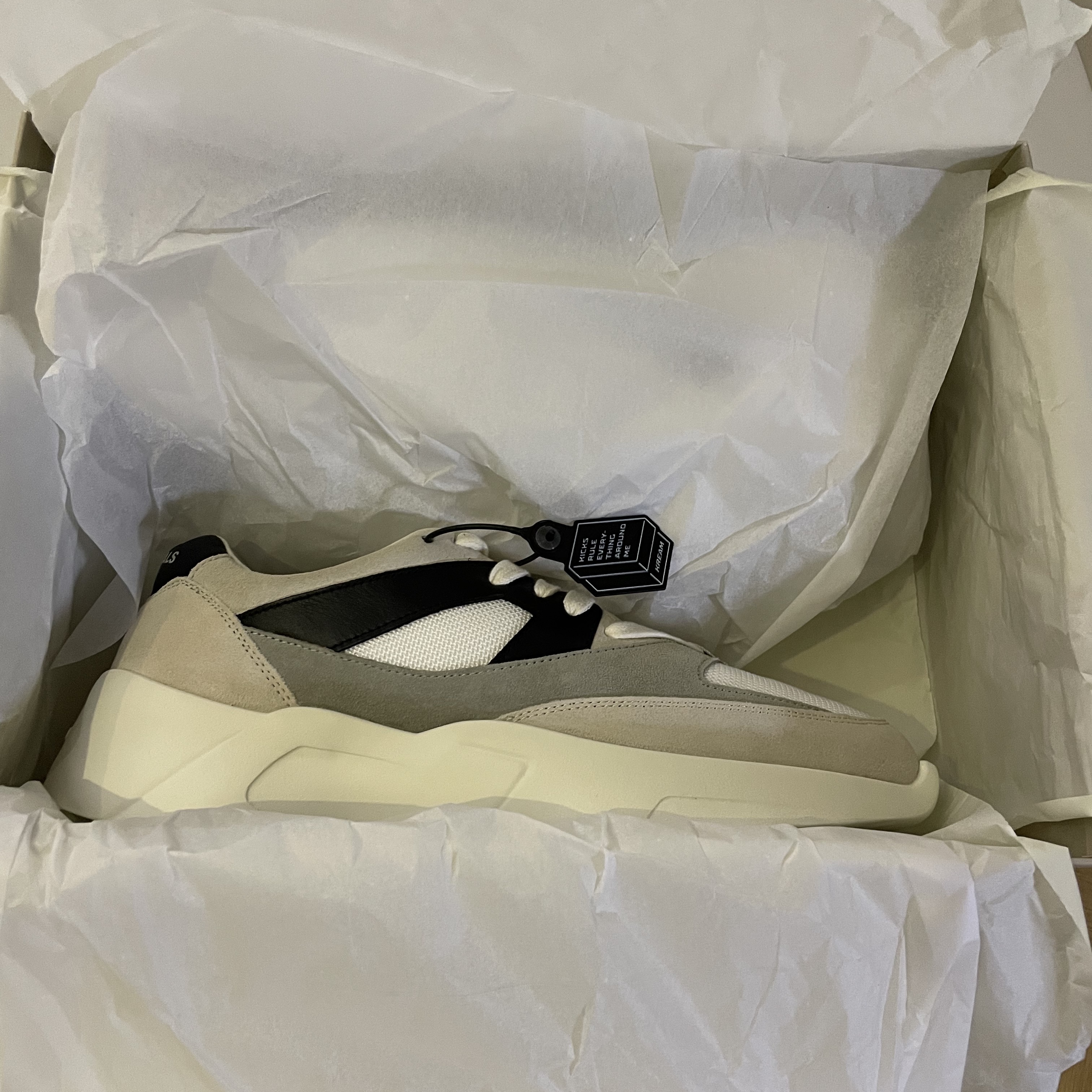 Essentials Distance Sneakers Cream Grey Black 착용 스타일 - 3