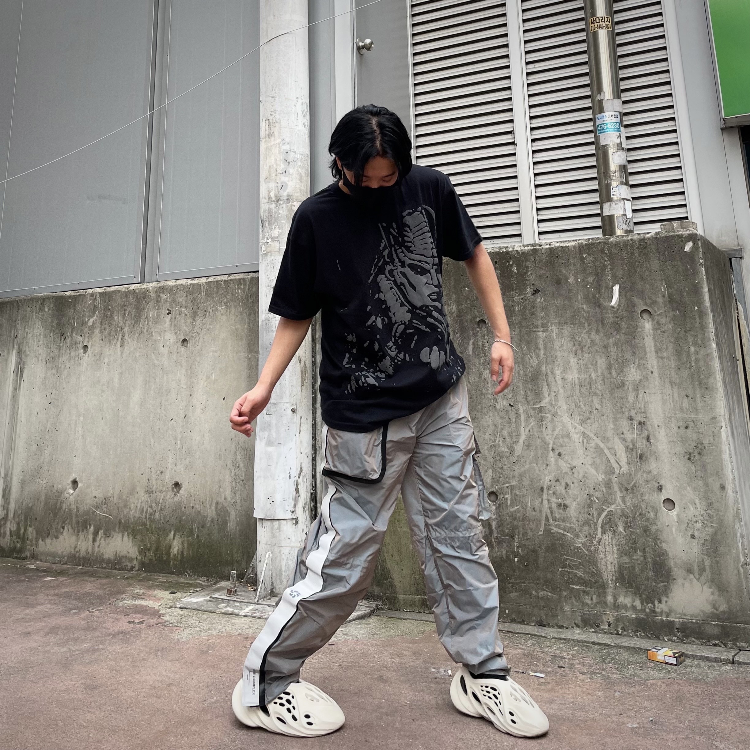 Adidas Yeezy Foam RNNR Sand 착용 스타일 - 2