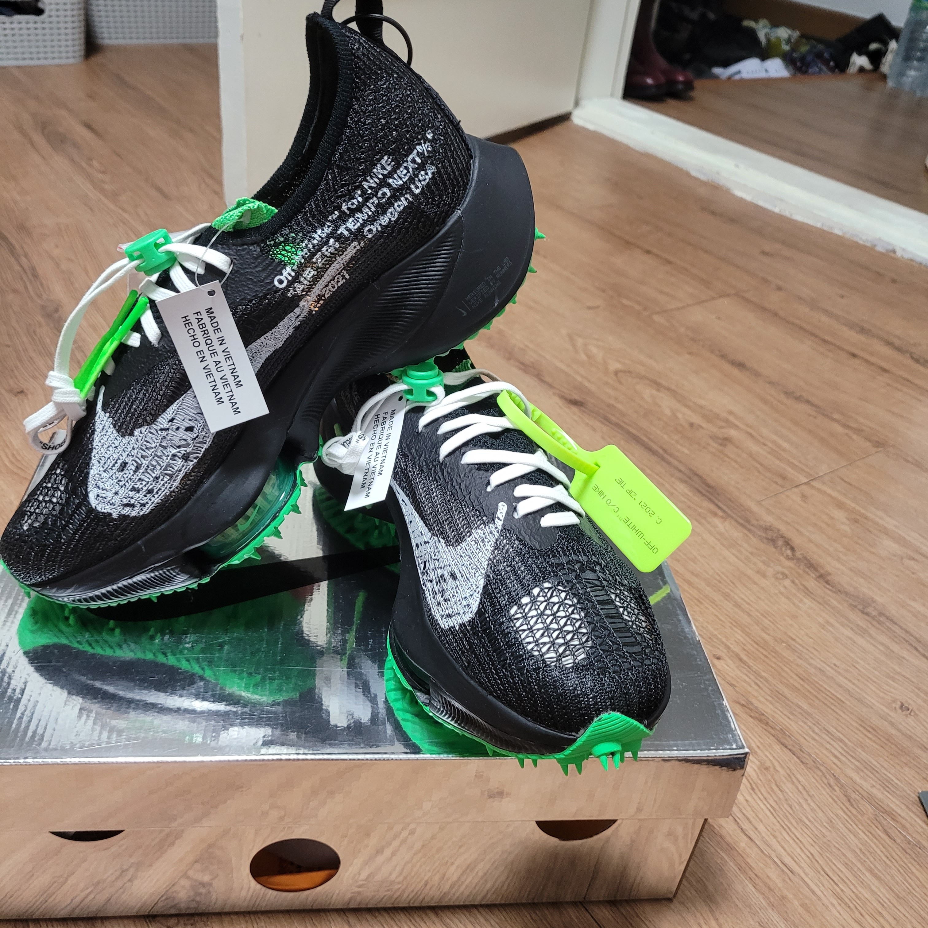 Nike x Off-White Air Zoom Tempo Next% Black 착용 스타일 - 3