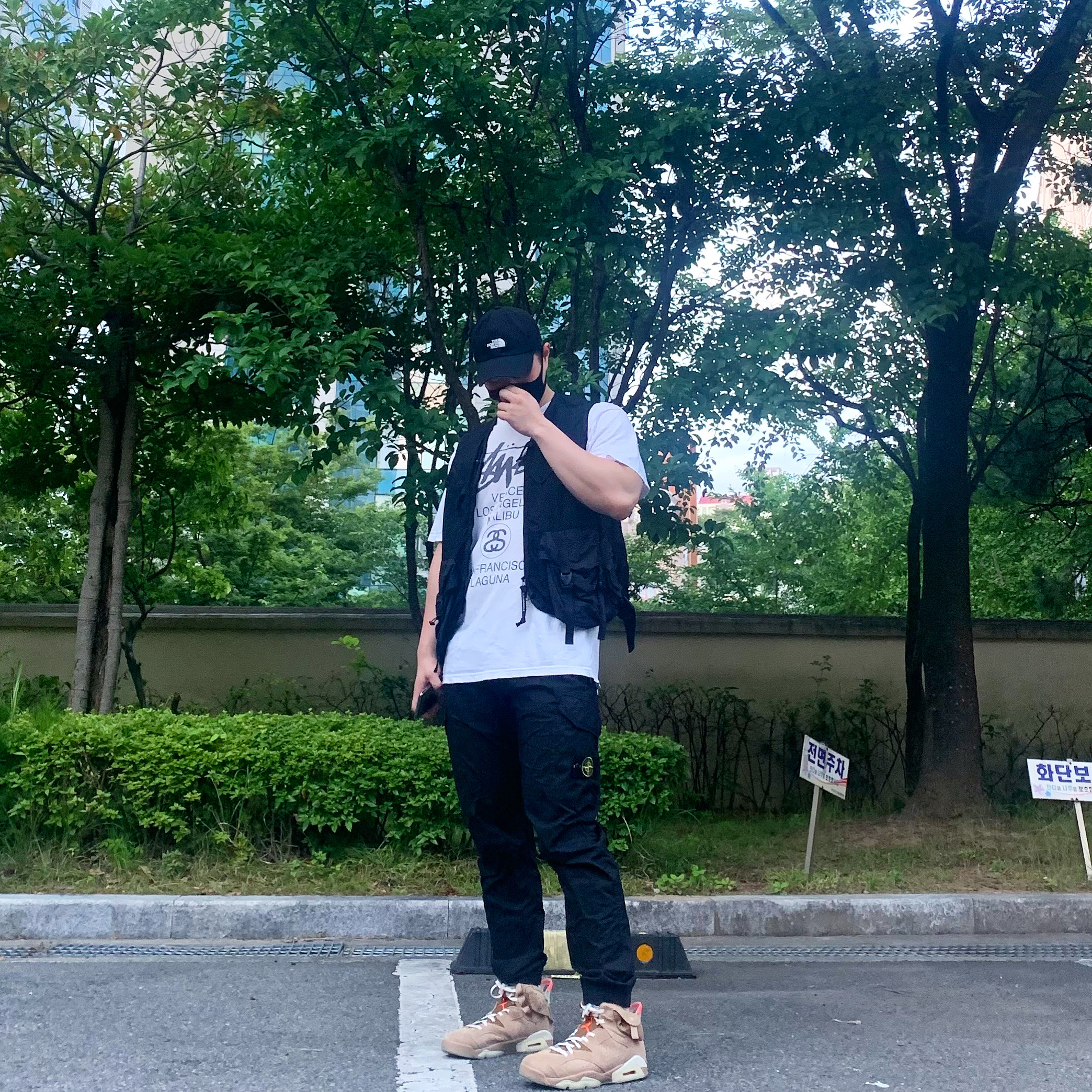 Stussy World Tour T-Shirt White, Jordan 6 x Travis Scott Retro SP British Khaki 착용 스타일