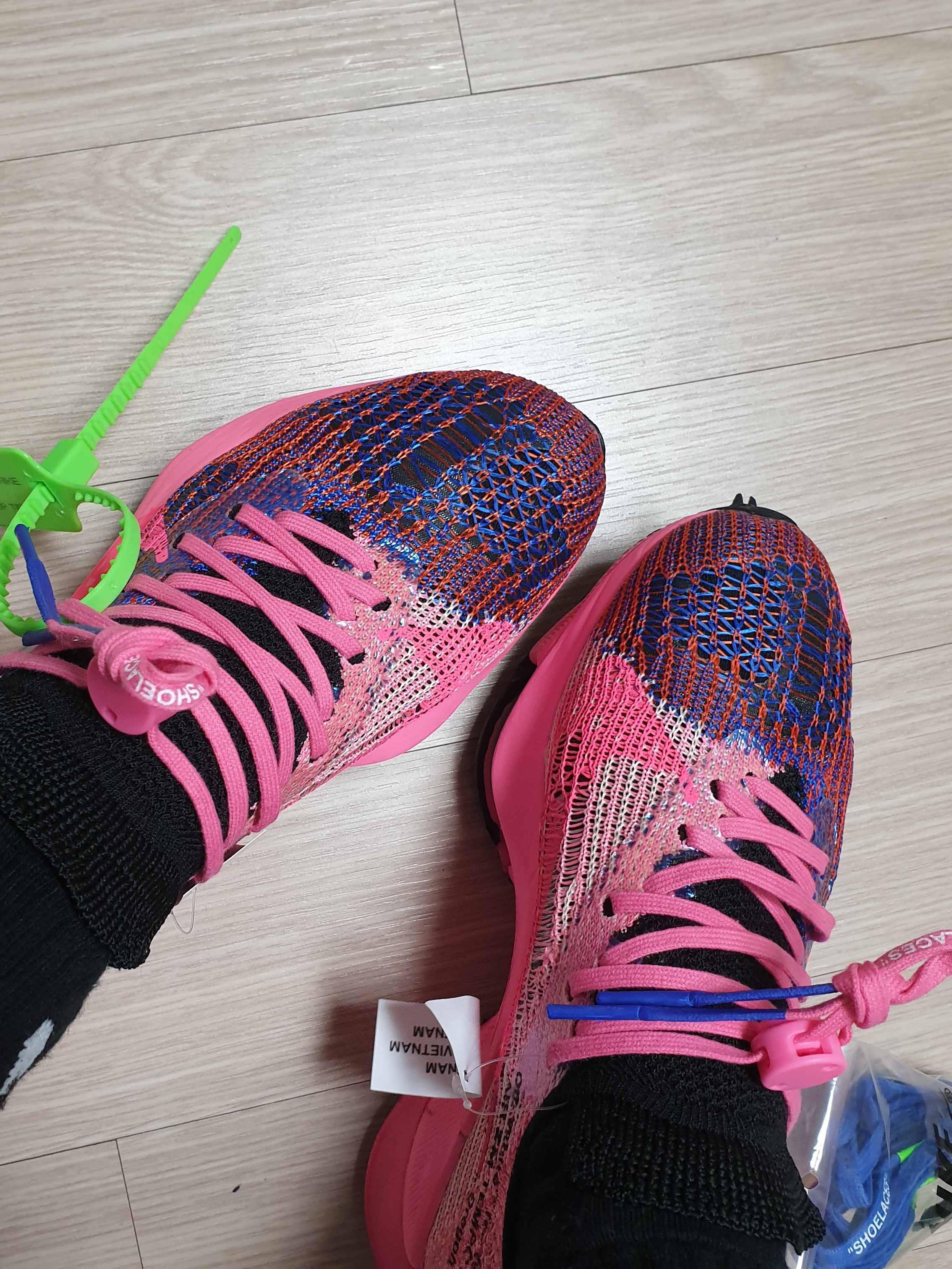 Nike x Off-White Air Zoom Tempo Next% Pink Glow 착용 스타일 - 4