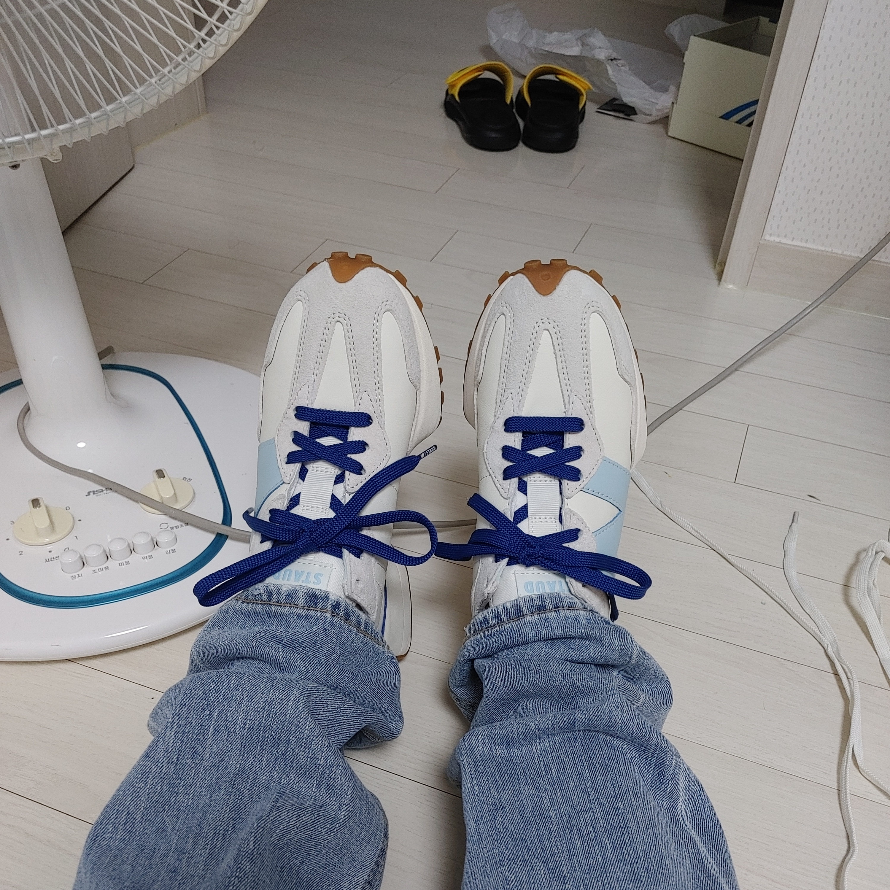 New Balance x Staud 327 Sea Salt Atlantic 착용 스타일 - 2