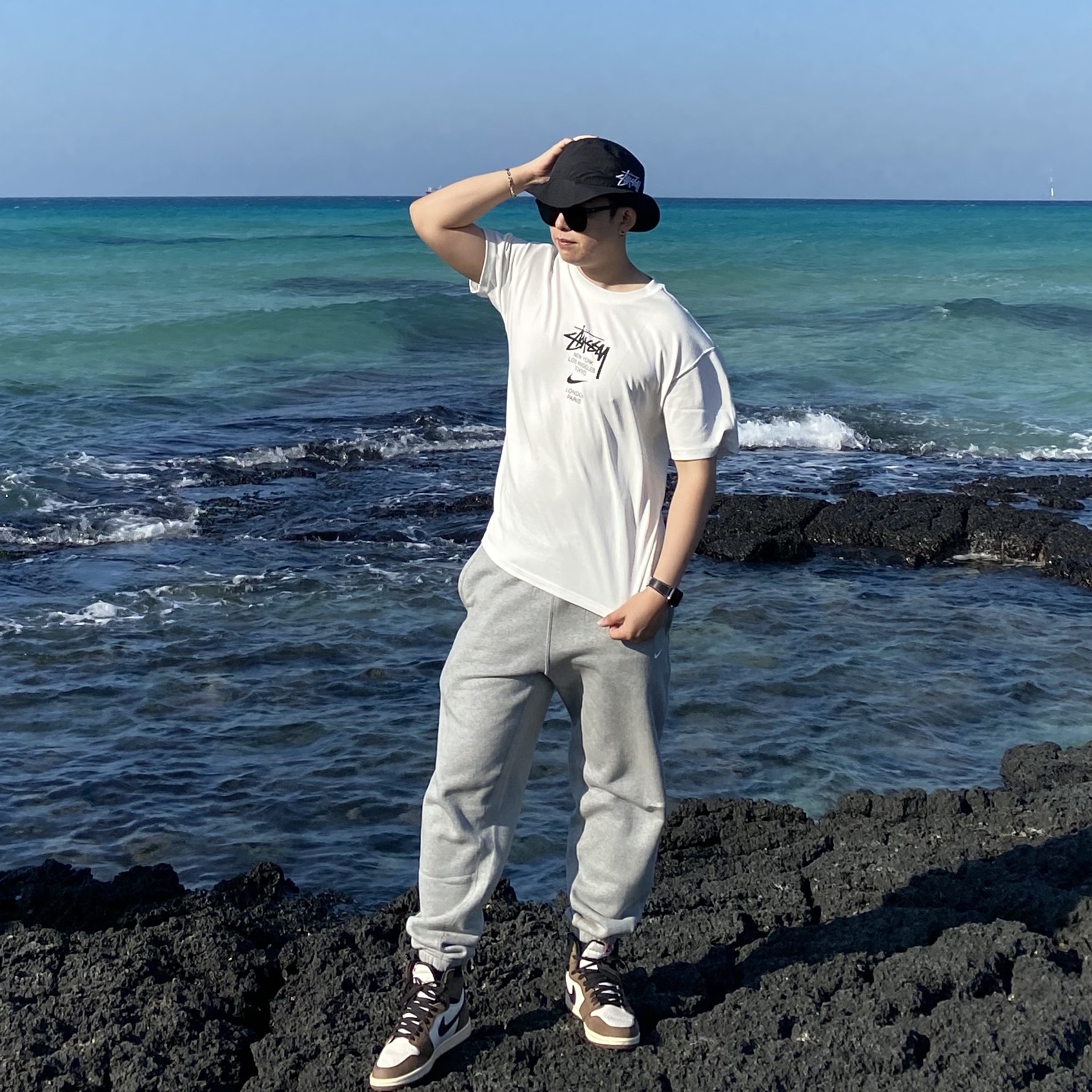Nike x Stussy Bucket Hat Black, Nike x Stussy WT T-Shirt White - Asia 착용 스타일