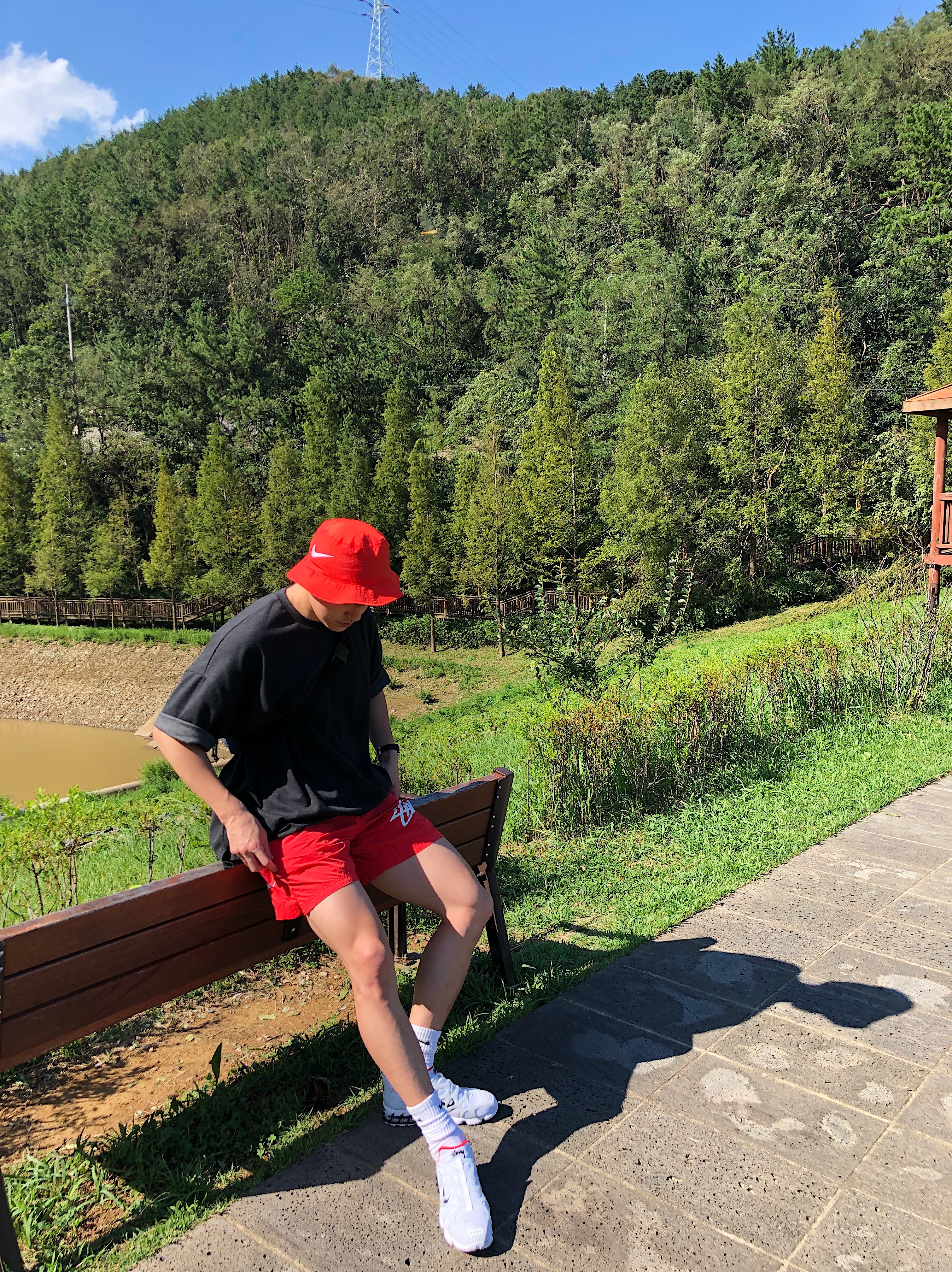 Nike x Stussy Water Shorts Habanero Red, Nike x Stussy Bucket Hat Habanero Red 착용 스타일 - 1