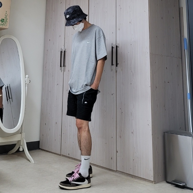 Jordan 1 x Travis Scott Retro Low OG SP Mocha, Nike NRG Solo Swoosh T-Shirt Dark Grey Heather - US/EU 착용 스타일