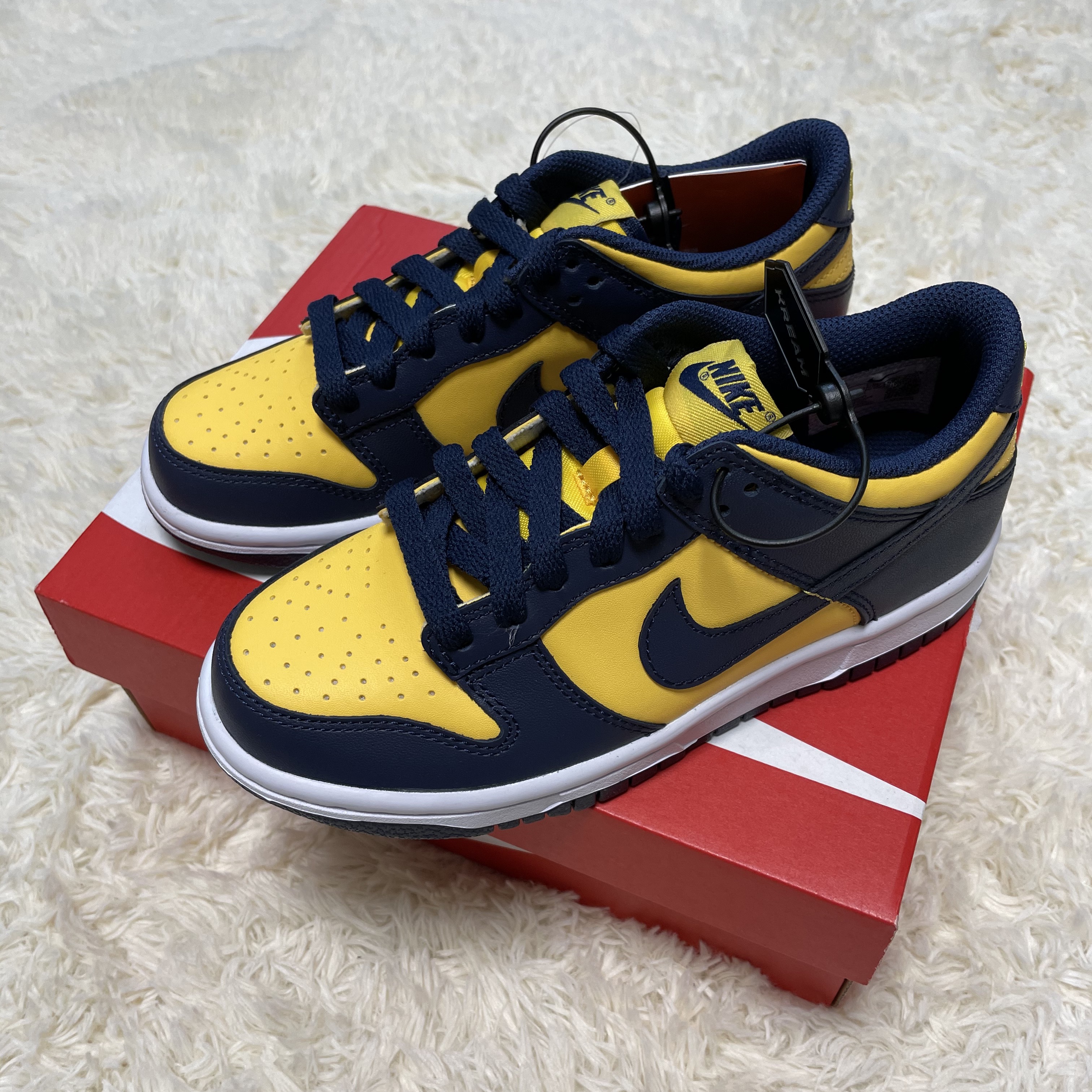 Nike Dunk Low Retro Varsity Maize, (GS) Nike Dunk Low Varsity Maize 착용 스타일 - 1