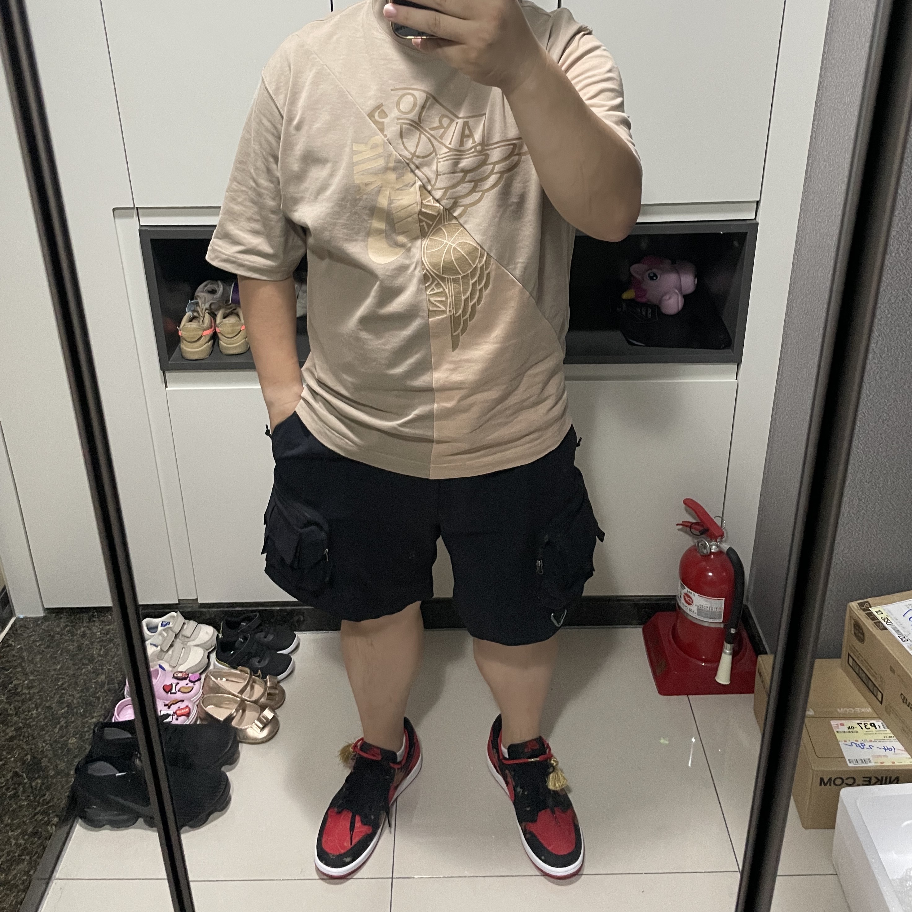 Jordan x Travis Scott S/S Top - Asia, Nike ACG Cargo Shorts Black - Asia 착용 스타일