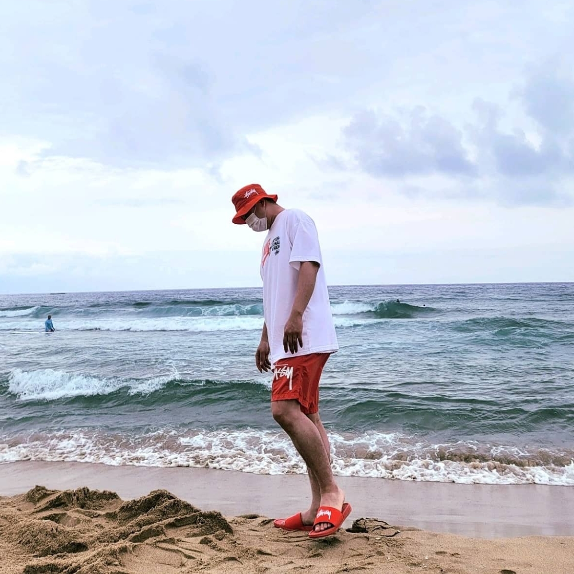 Nike x Stussy Bucket Hat Habanero Red, Nike x Stussy Benassi Slide Habanero Red 착용 스타일
