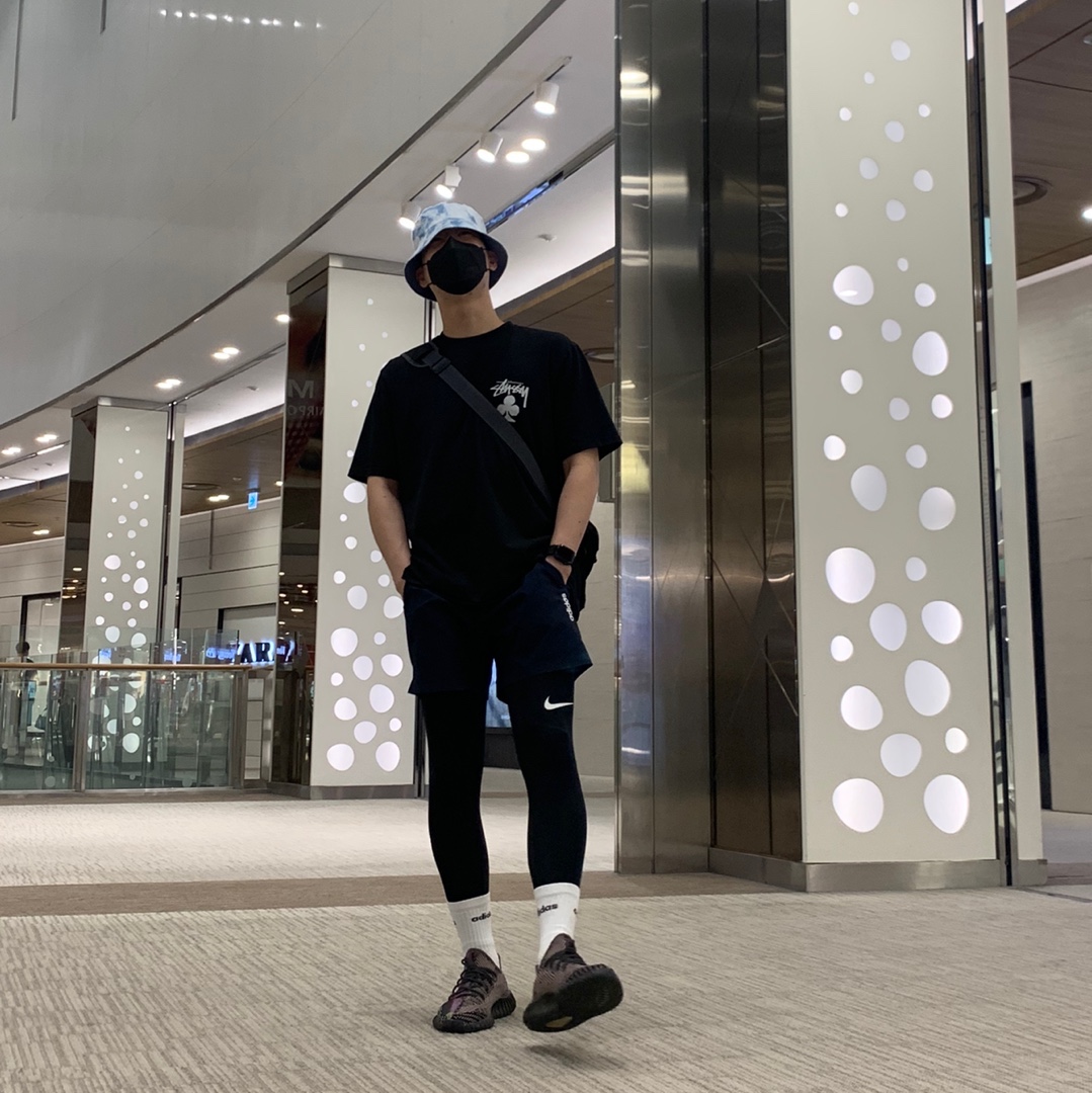Adidas Yeezy Boost 350 V2 Yecheil - Non-Reflective, Stussy Club Pig. Dyed T-Shirt Black 착용 스타일 - 1
