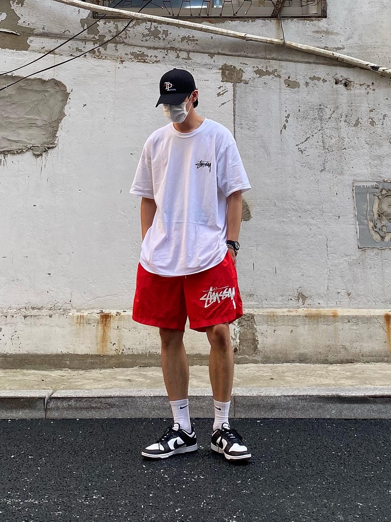 Stussy Big Link T-Shirt White, Nike x Stussy Water Shorts Habanero Red 착용 스타일 - 2