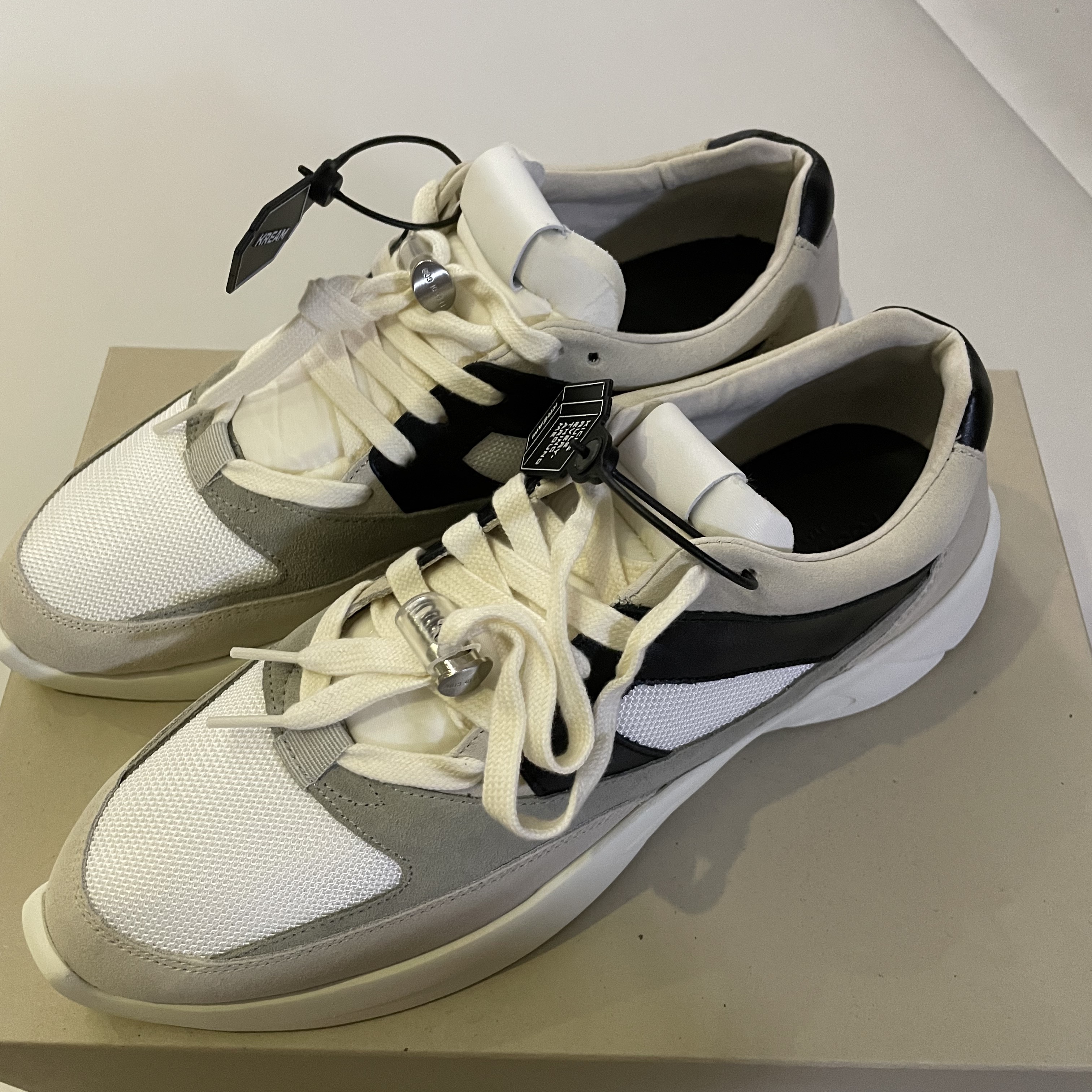 Essentials Distance Sneakers Cream Grey Black 착용 스타일 - 1