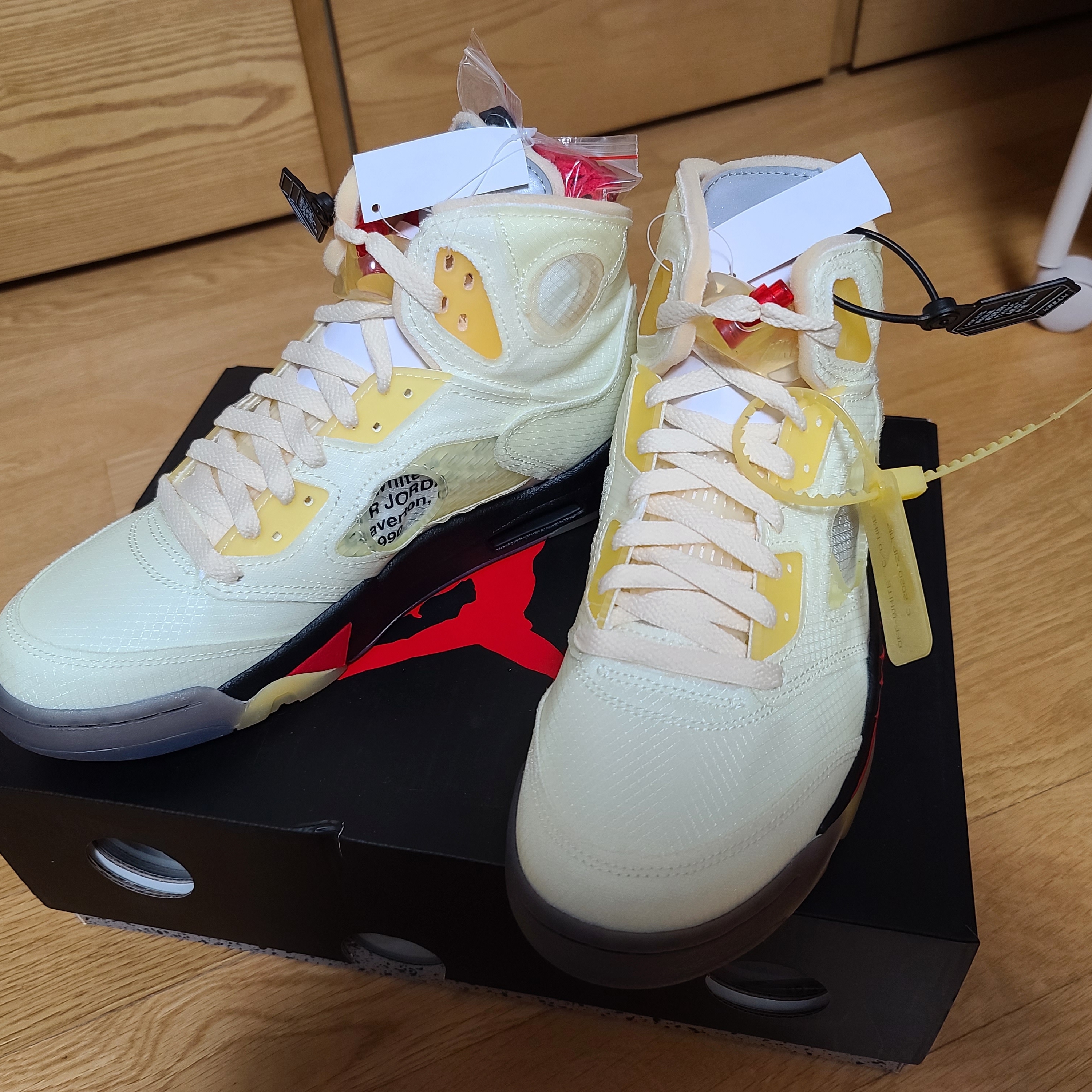 Jordan 5 x Off-White Retro SP Sail Fire Red 착용 스타일