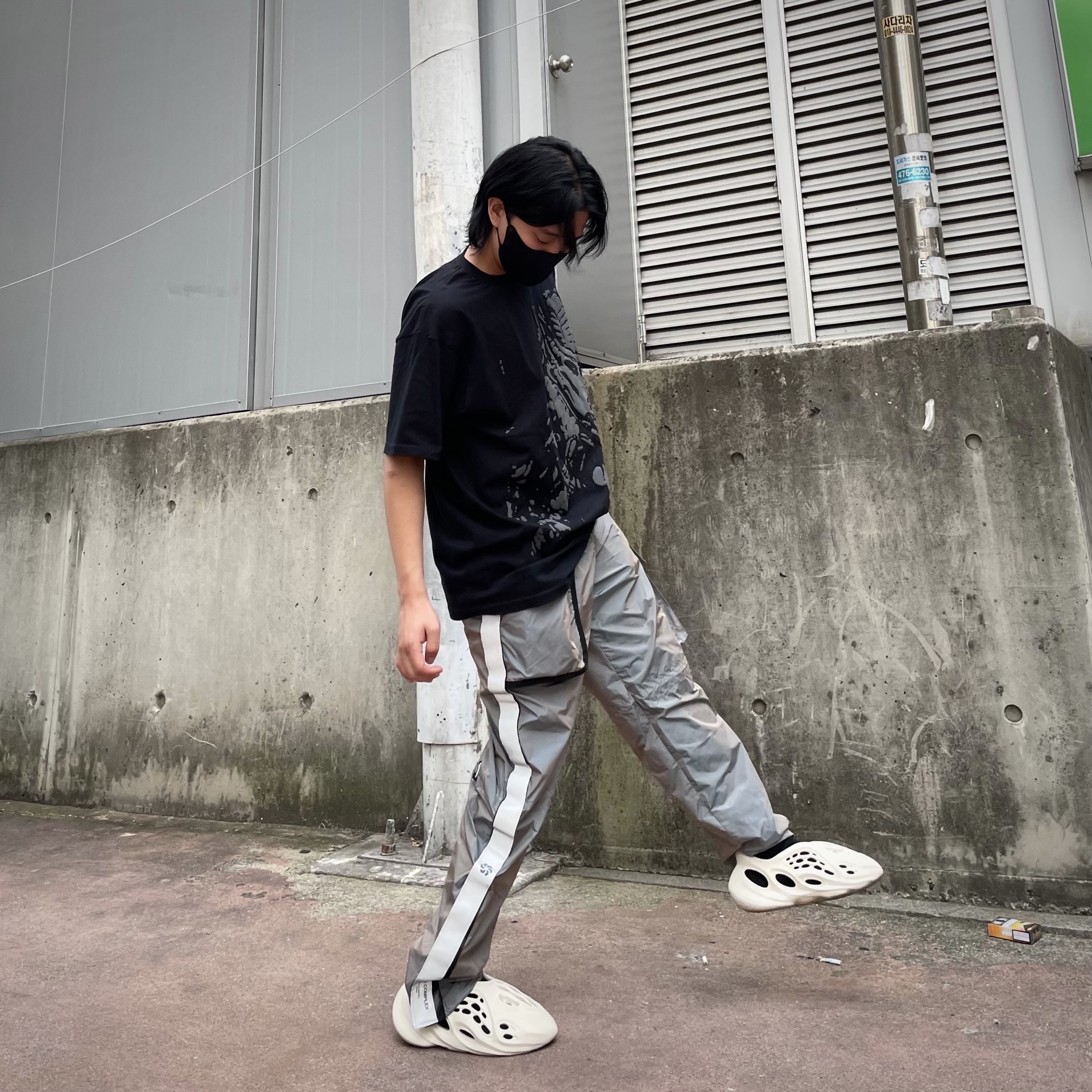 Adidas Yeezy Foam RNNR Sand 착용 스타일 - 3