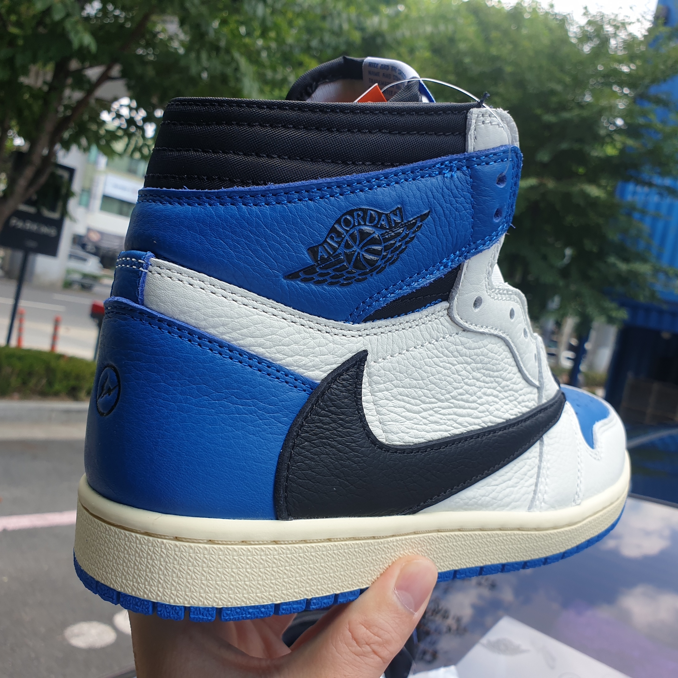 Jordan 1 x Travis Scott x Fragment Retro High OG SP Military Blue 착용 스타일 - 3