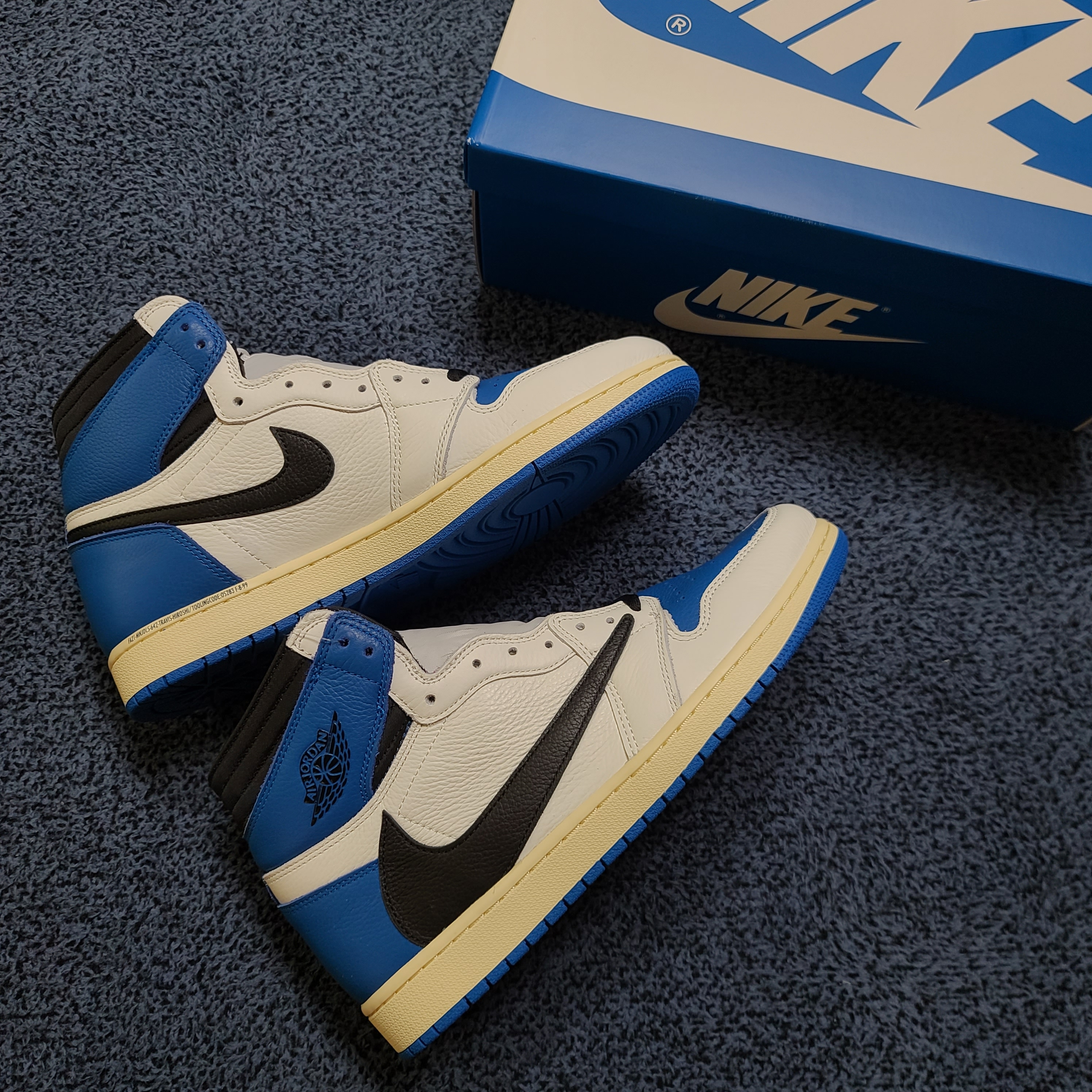 Jordan 1 x Travis Scott x Fragment Retro High OG SP Military Blue, Jordan 1 x Travis Scott Retro High OG SP Mocha 착용 스타일 - 1