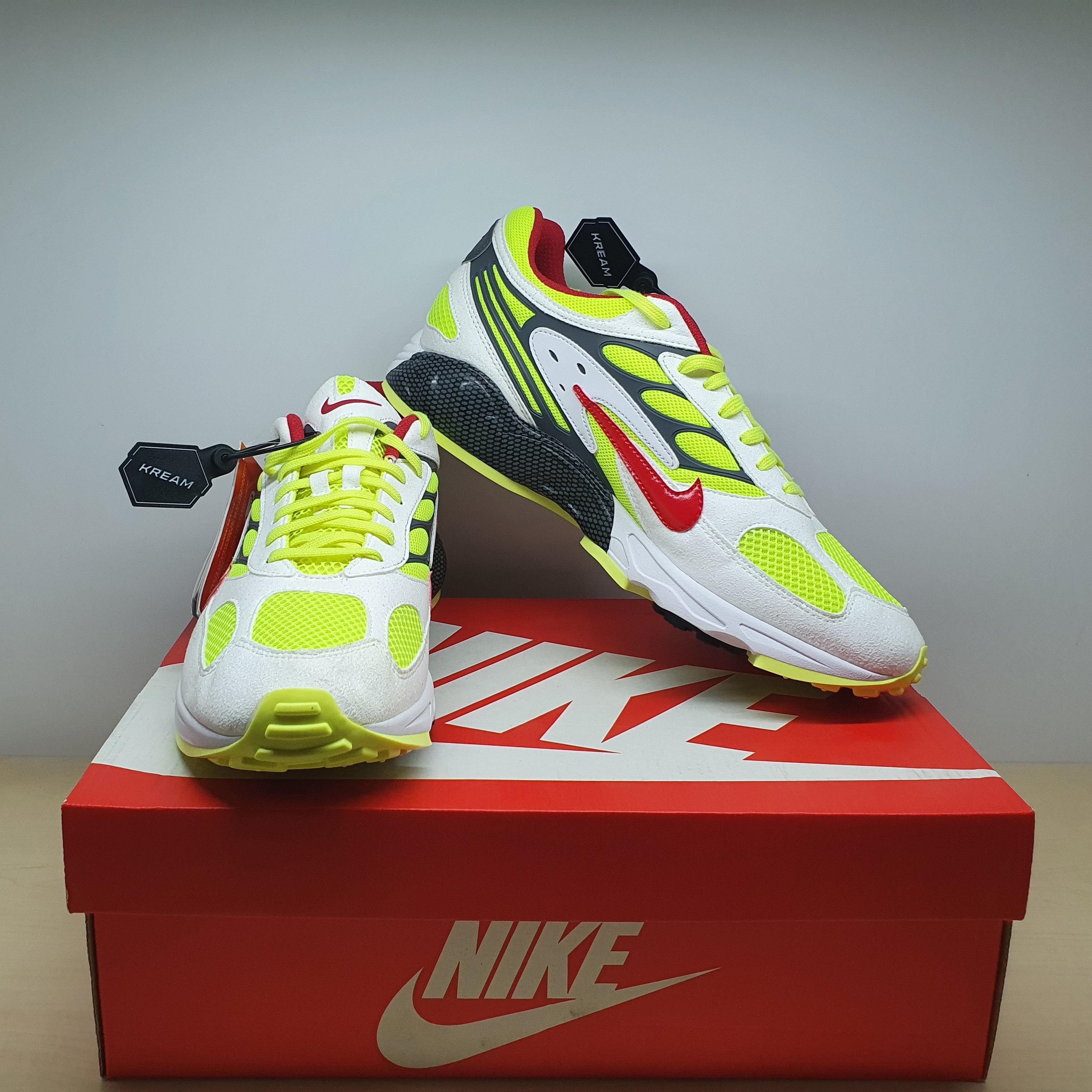 Nike Air Ghost Racer White Atom Red Neon Yellow 착용 스타일 - 1