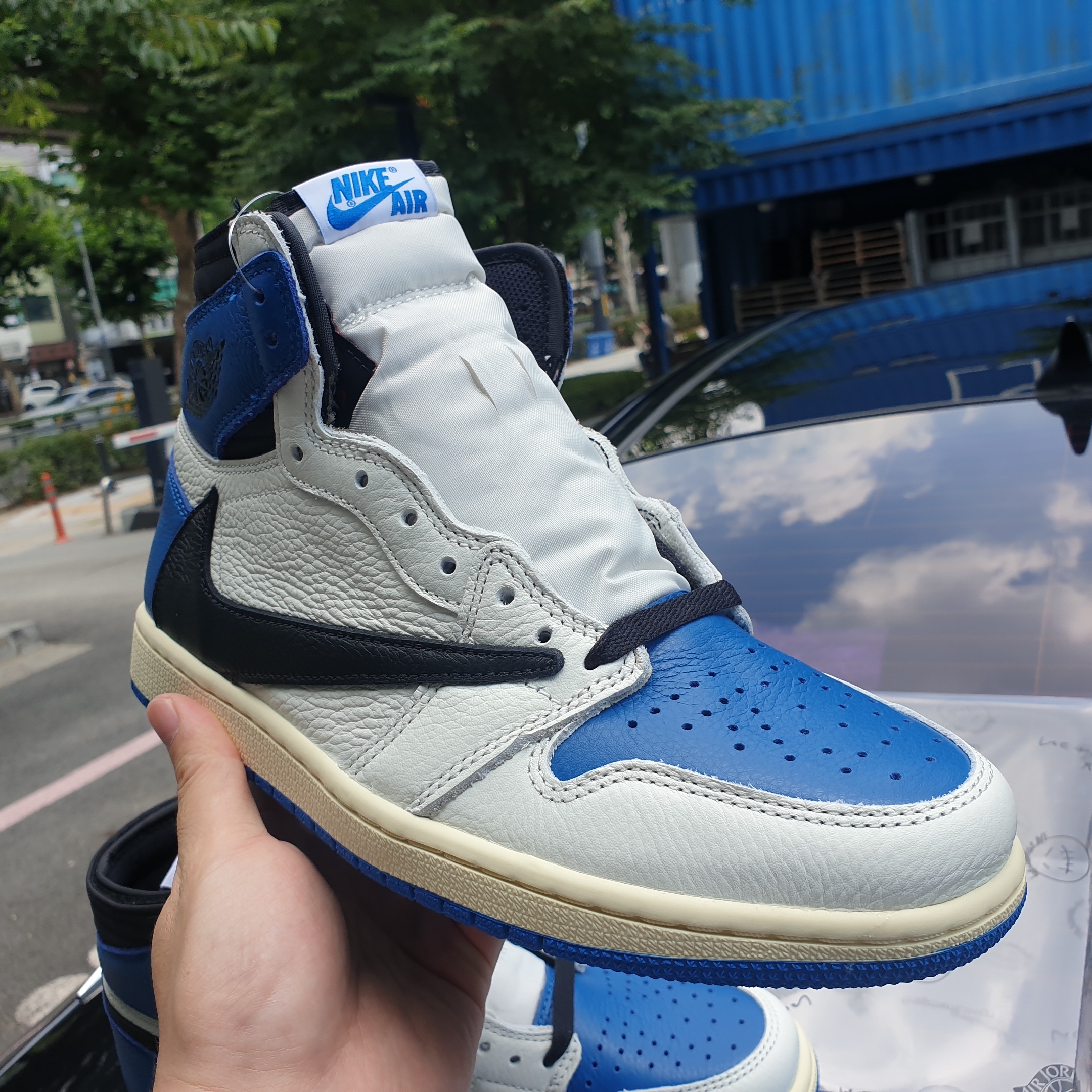 Jordan 1 x Travis Scott x Fragment Retro High OG SP Military Blue 착용 스타일 - 4