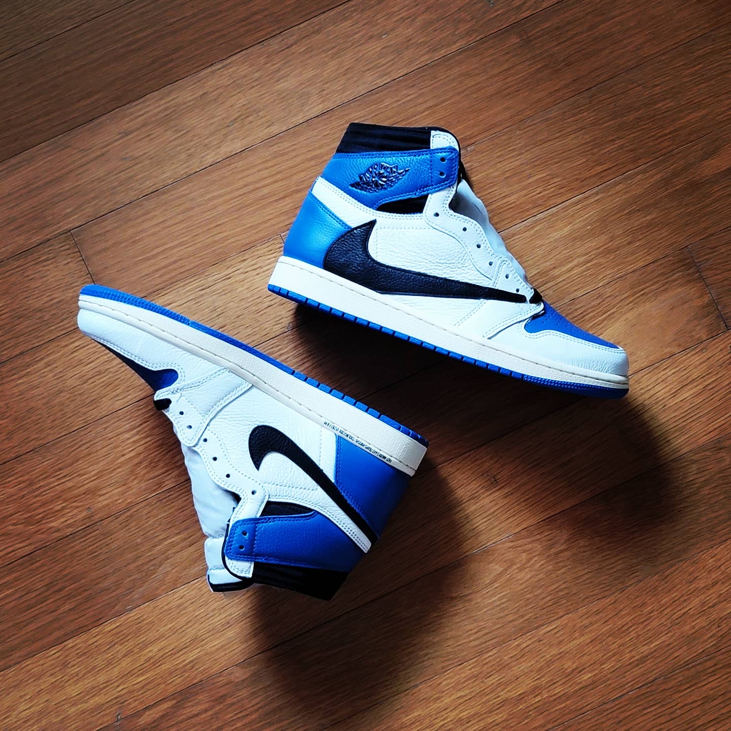 Jordan 1 x Travis Scott x Fragment Retro High OG SP Military Blue 착용 스타일 - 1