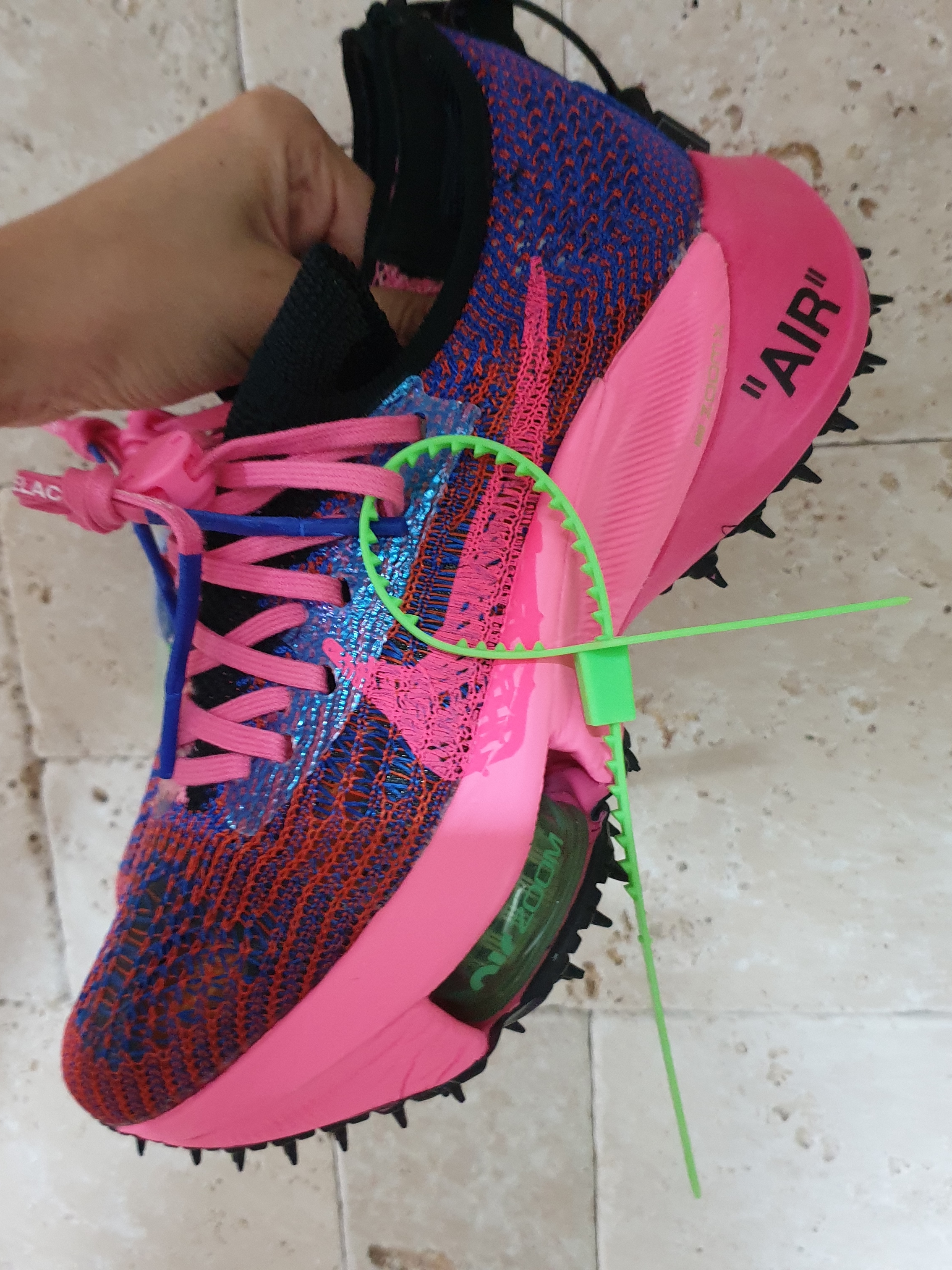 Nike x Off-White Air Zoom Tempo Next% Pink Glow 착용 스타일 - 1
