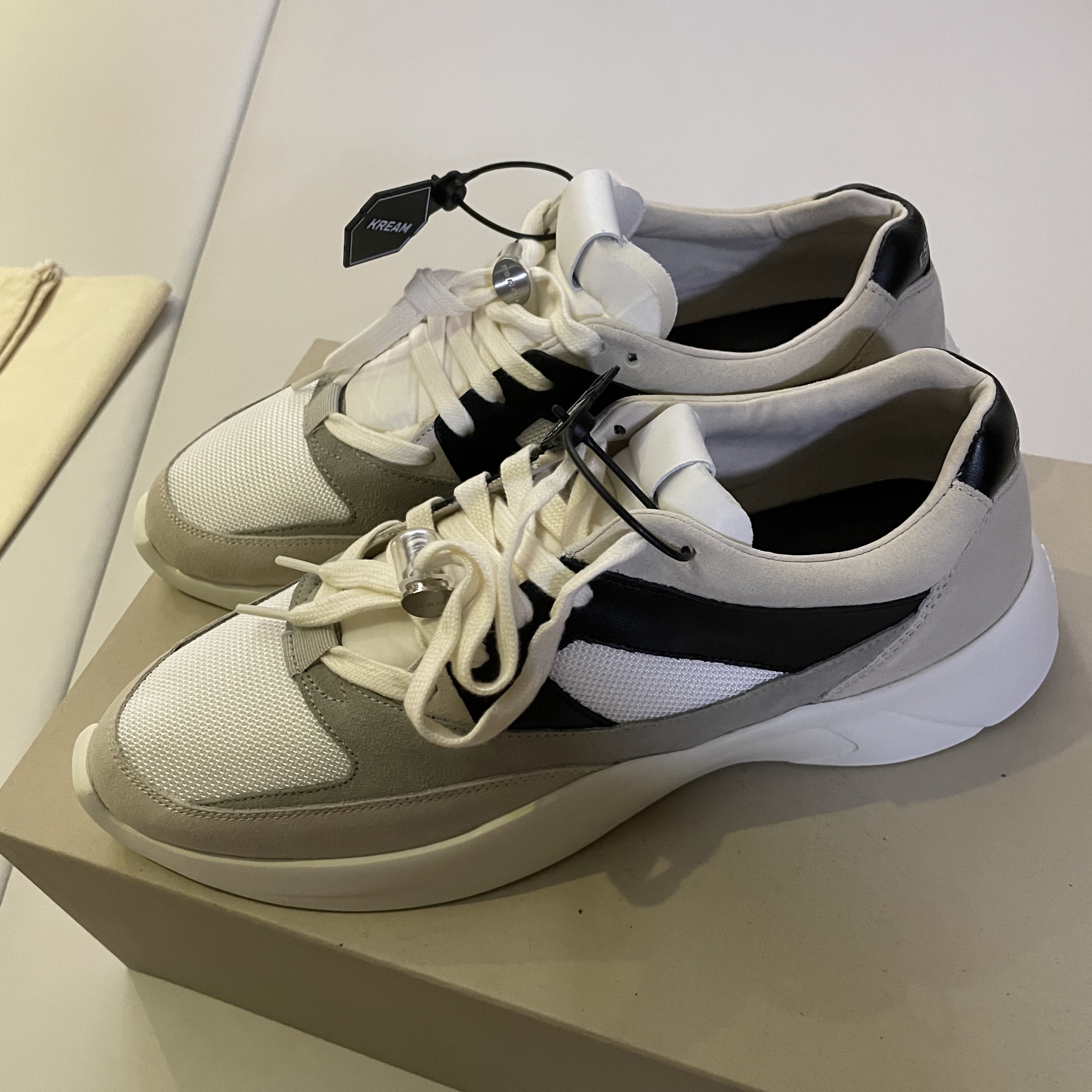 Essentials Distance Sneakers Cream Grey Black 착용 스타일 - 2