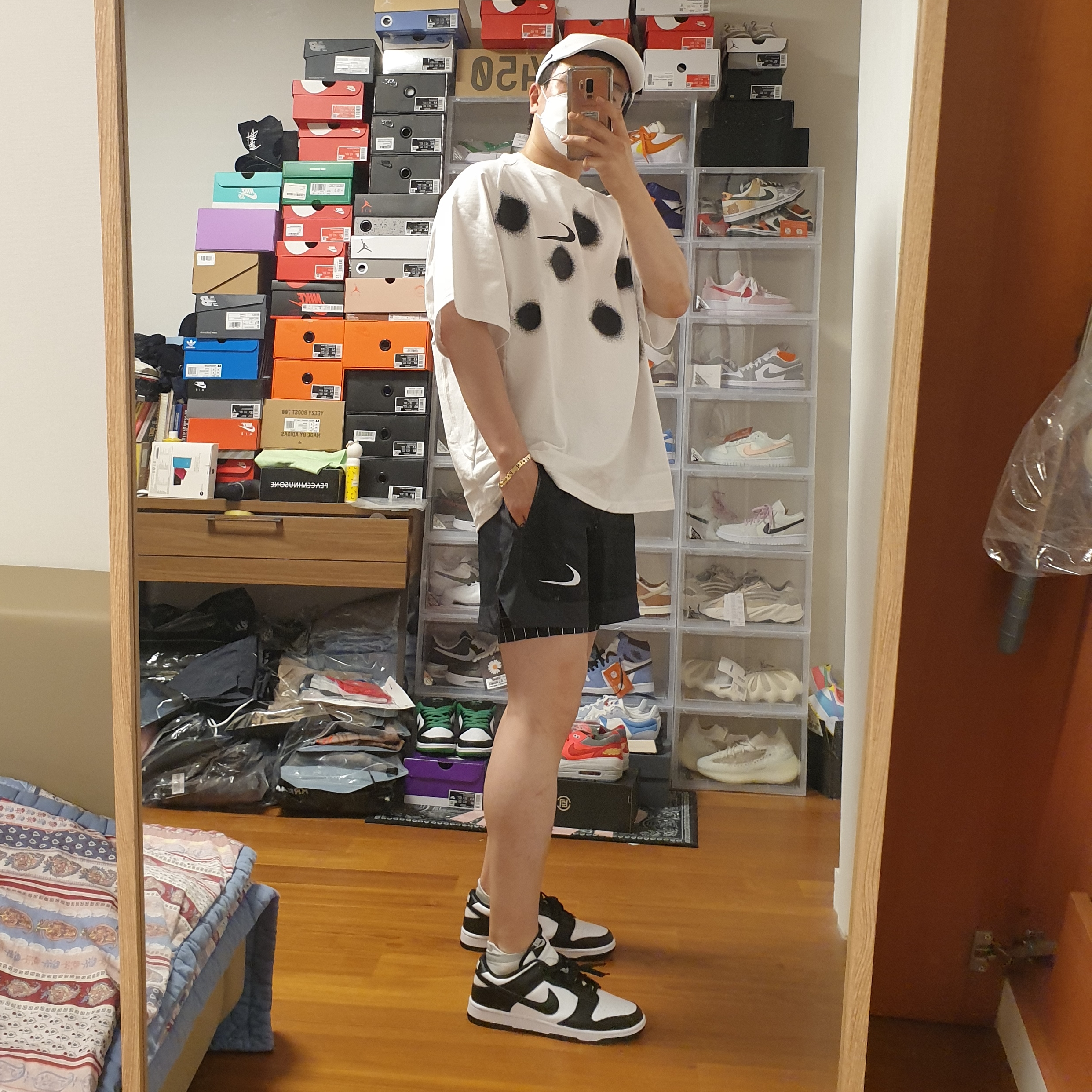 Nike x Drake Nocta Cardinal Stock Essential Cap White, Nike x Off-White NRG Short Sleeve T-Shirt White 착용 스타일 - 3