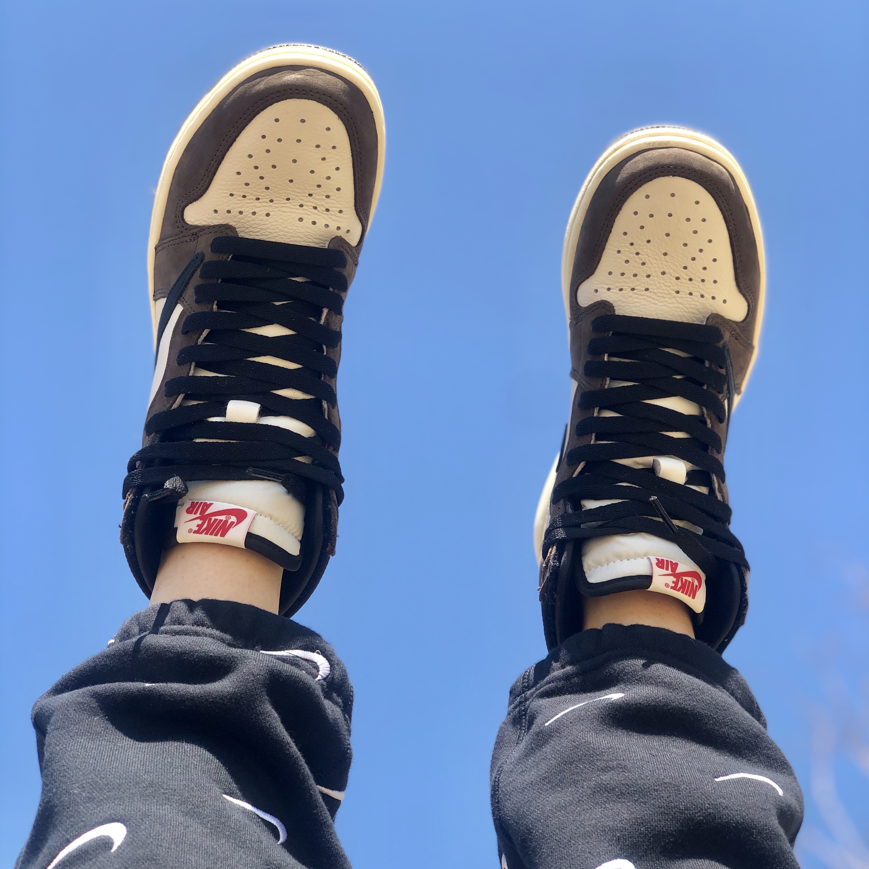 Jordan 1 x Travis Scott Retro High OG SP Mocha, Nike NRG Swoosh Logo Pants Black 착용 스타일