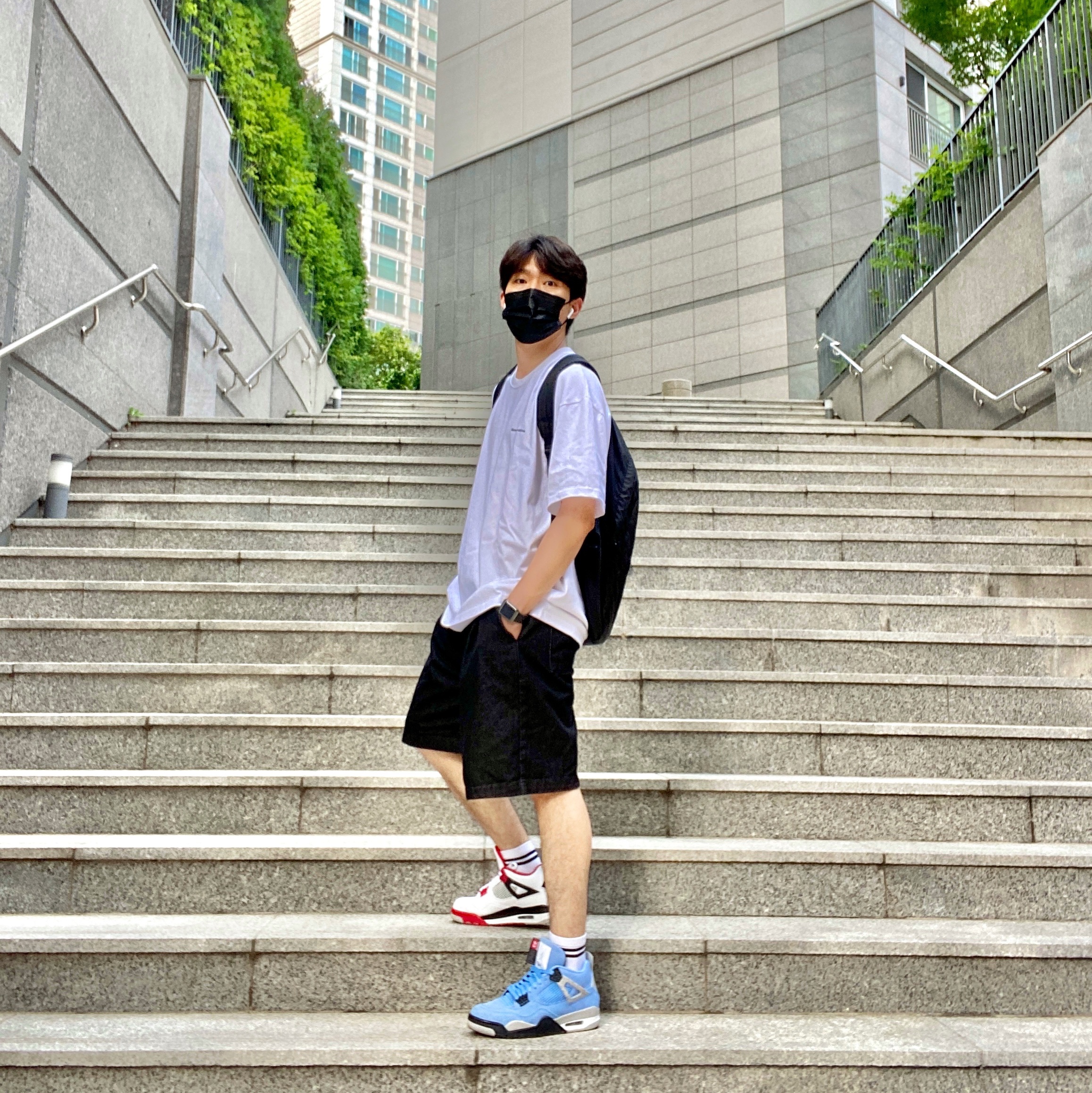 Jordan 4 Retro University Blue, Jordan 4 Retro OG Fire Red 2020 착용 스타일