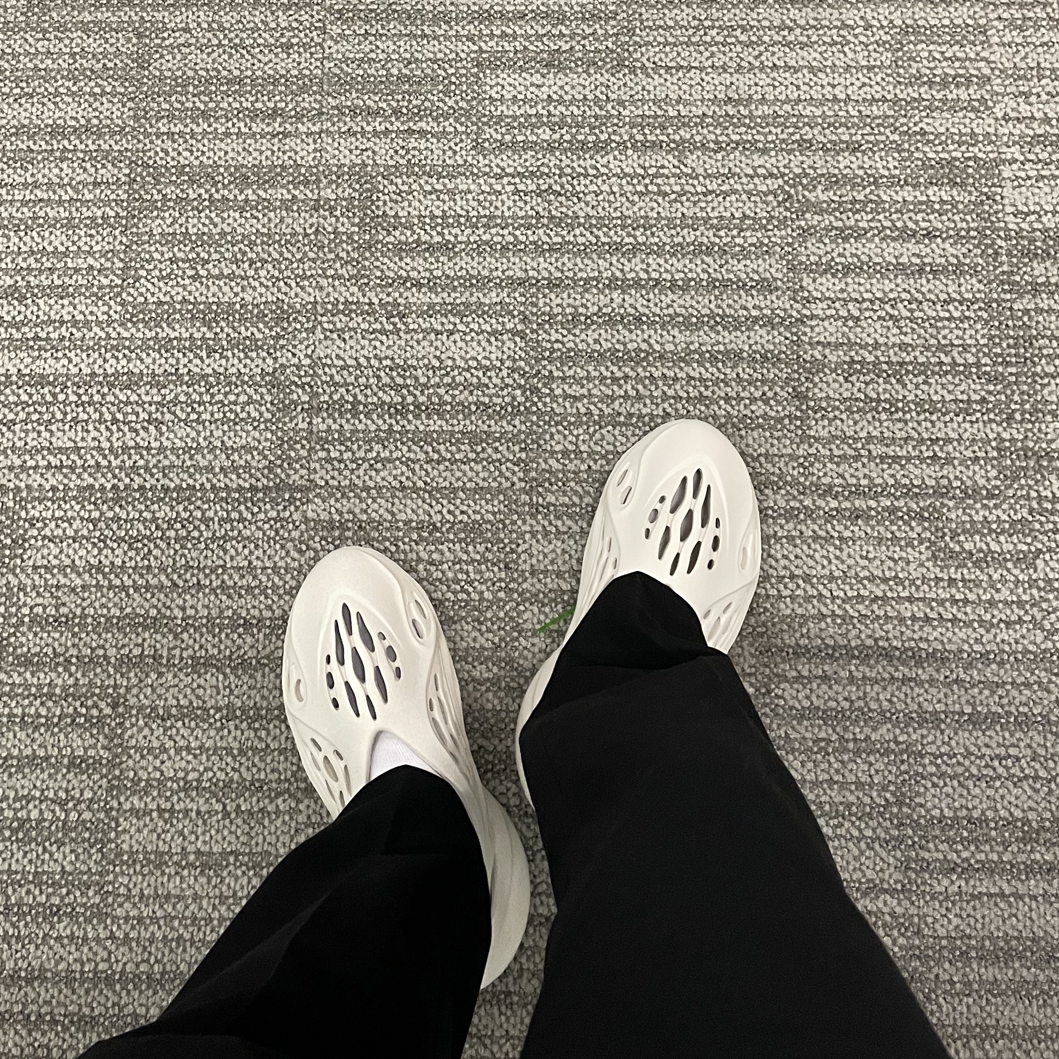 Adidas Yeezy Foam RNNR Sand 착용 스타일