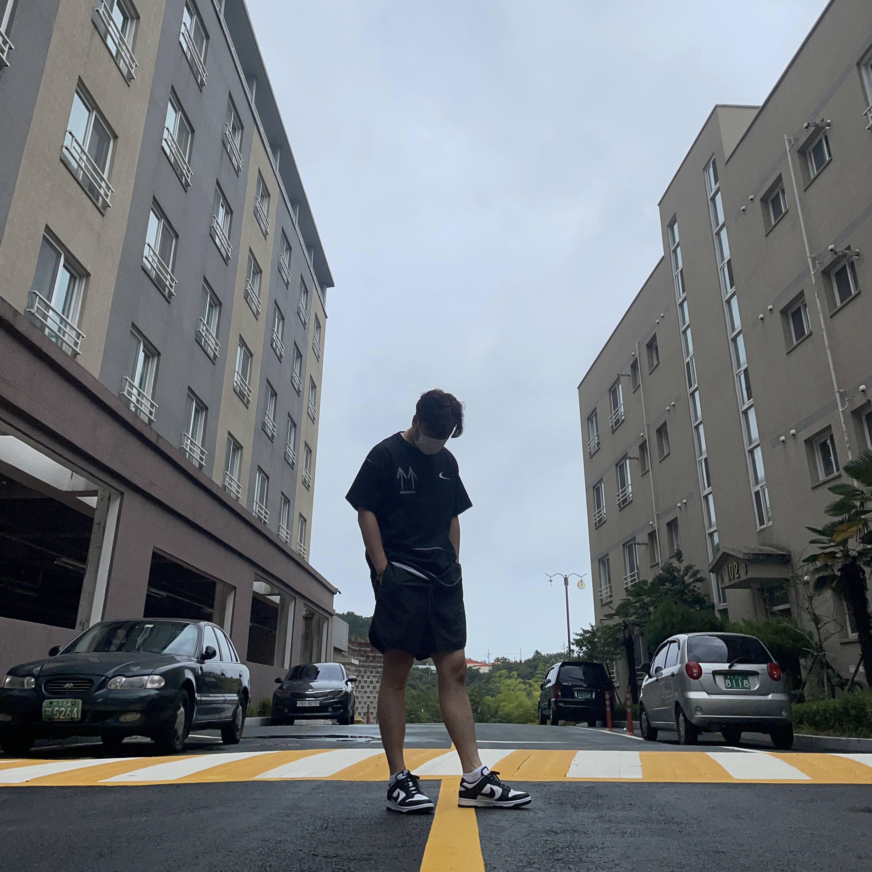 Nike x Off-White NRG RU Short Sleeve T-Shirt, Essentials Volley Shorts Black - 20FW 착용 스타일 - 1