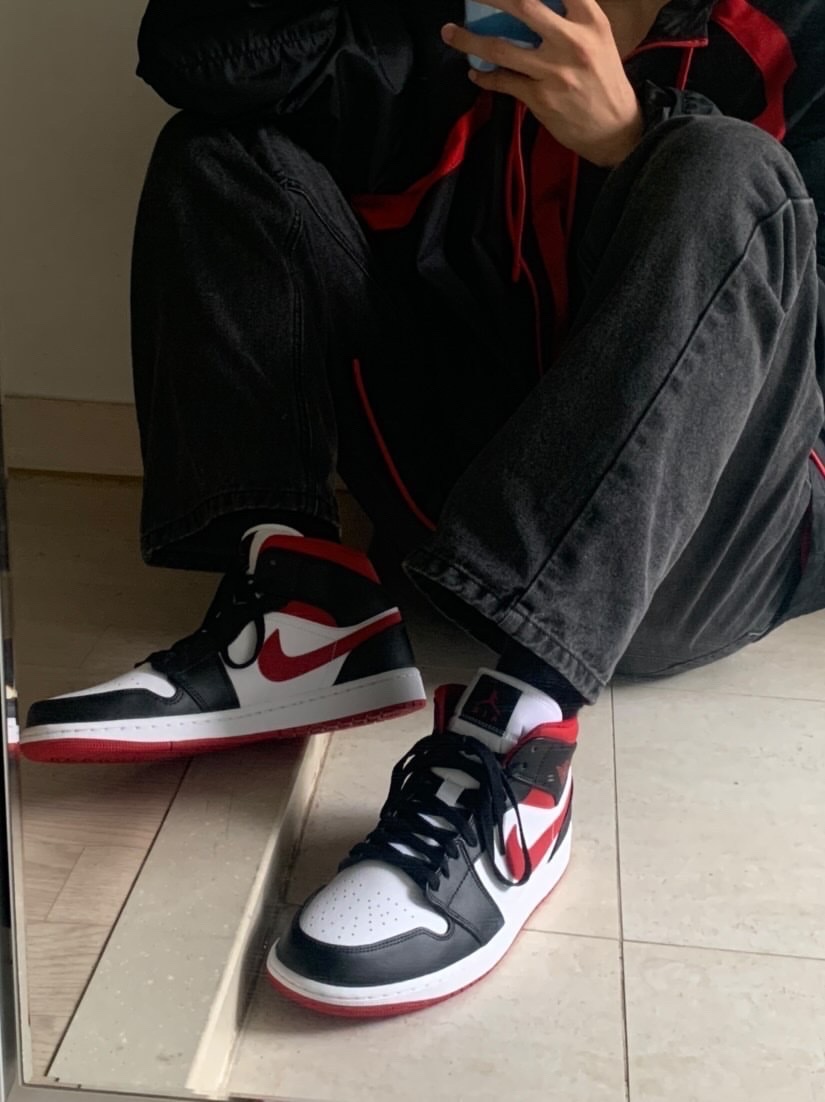Jordan 1 Mid Gym Red Black White 착용 스타일 - 2